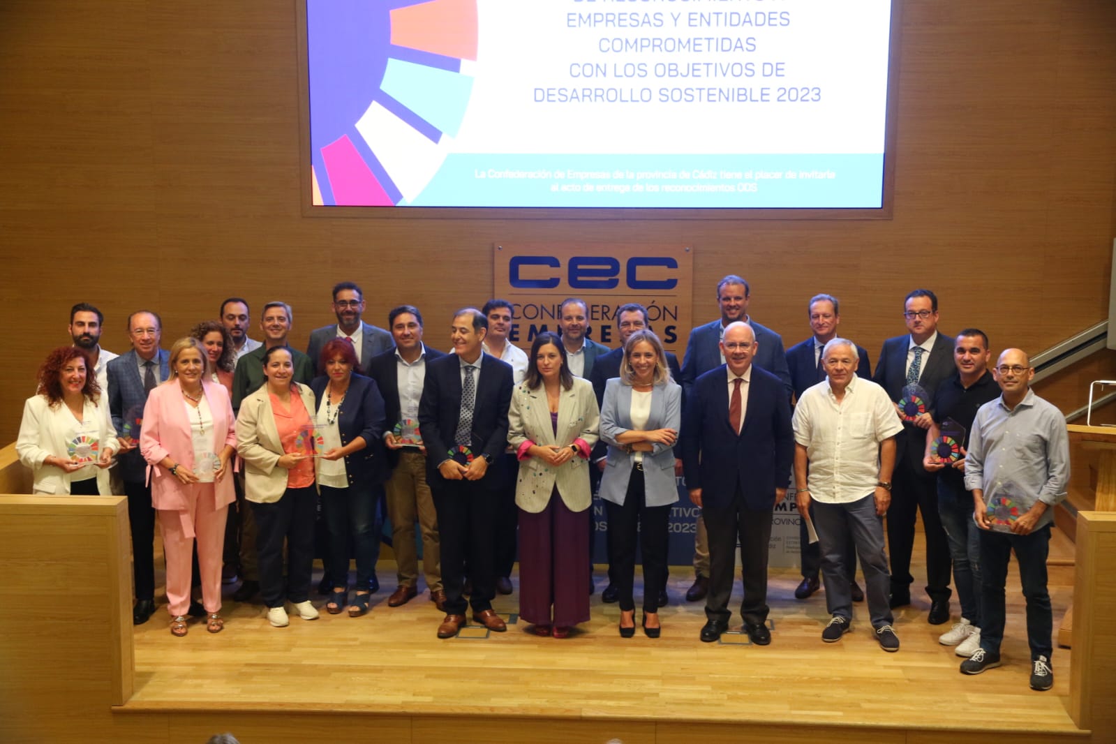 Representantes de la CEC y Diputación junto a algunos a los premiados. 