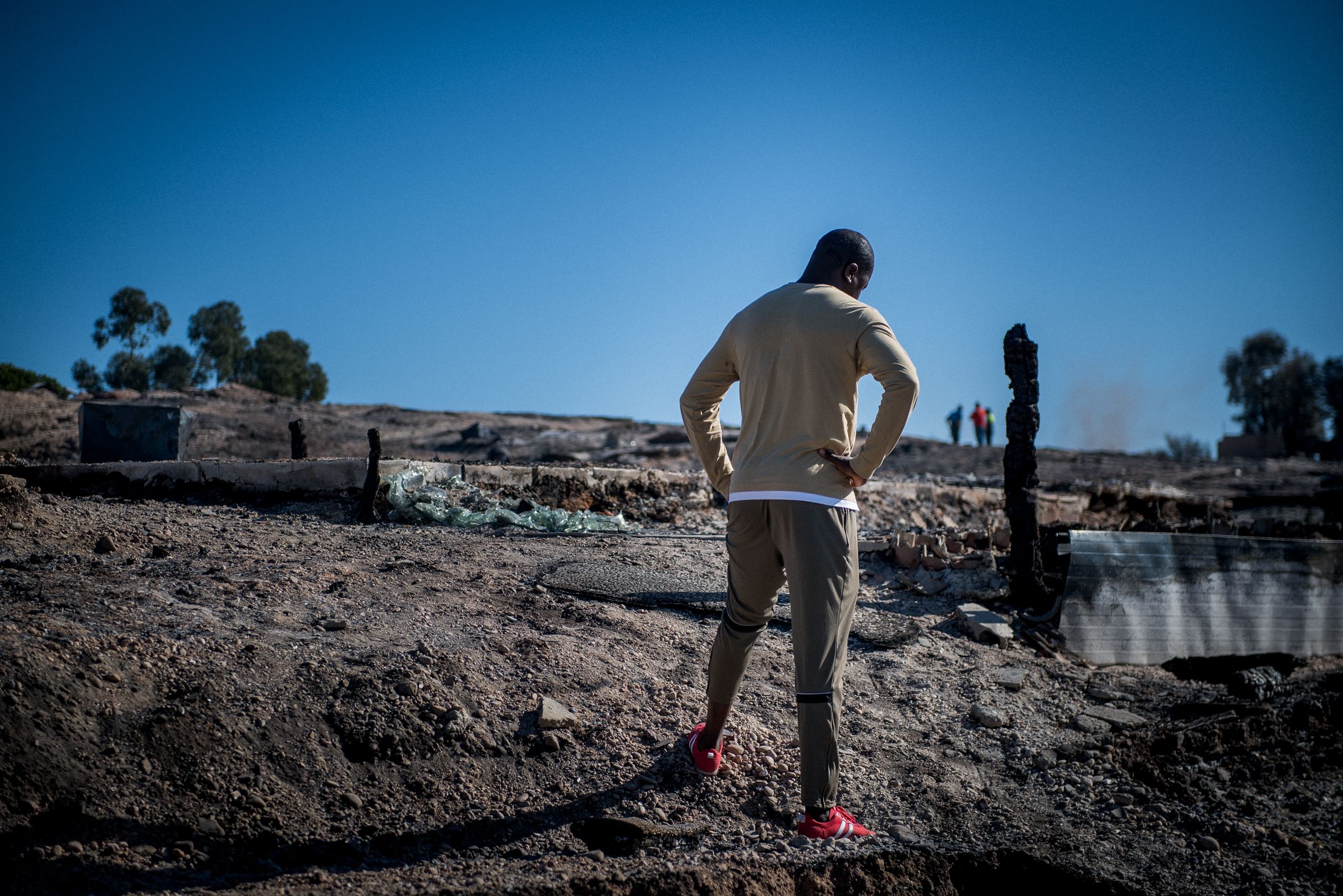Uno de los habitantes del asentamiento de Palos afectado por el incendio.
