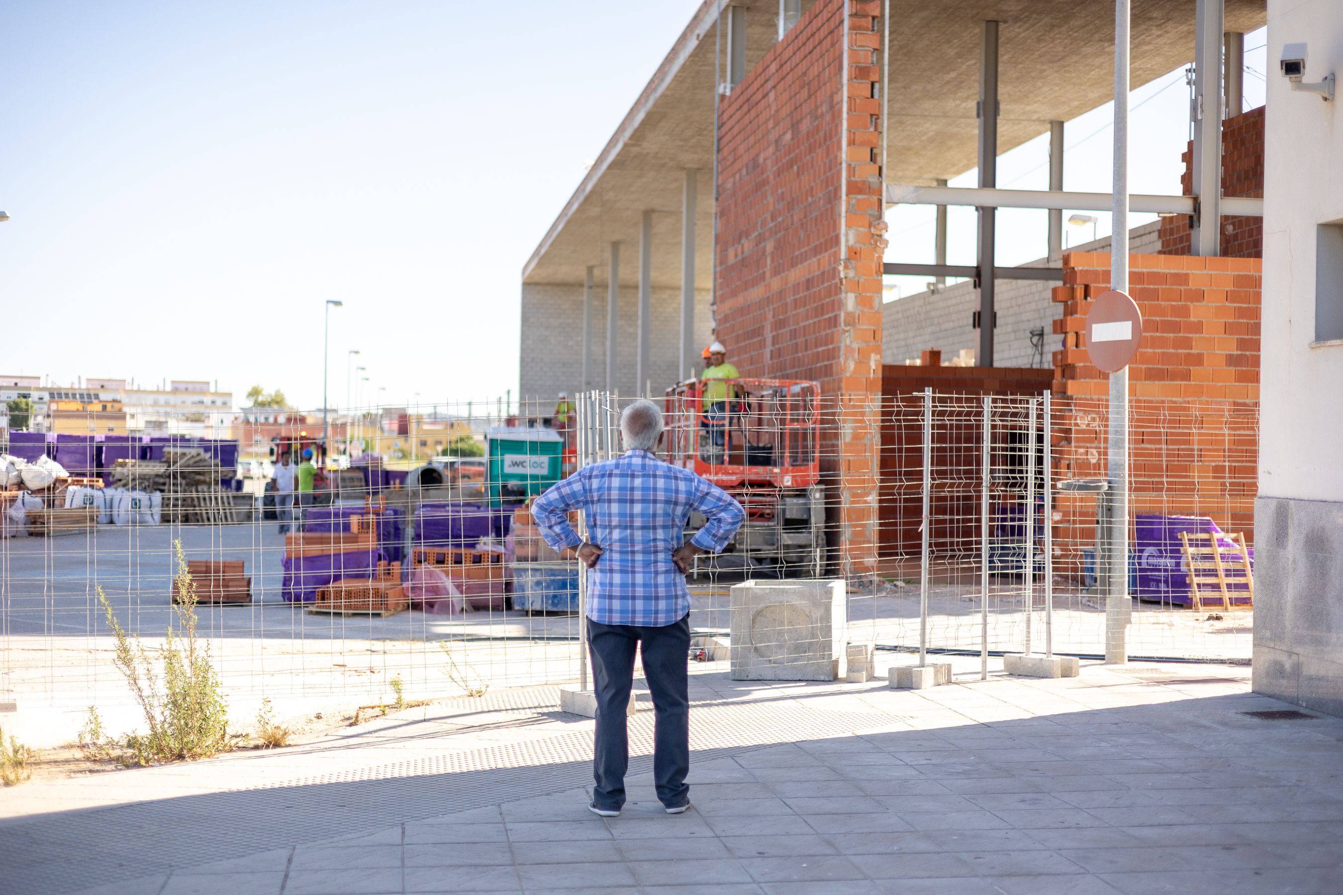 Felipe observa las obras del intercambiador. 