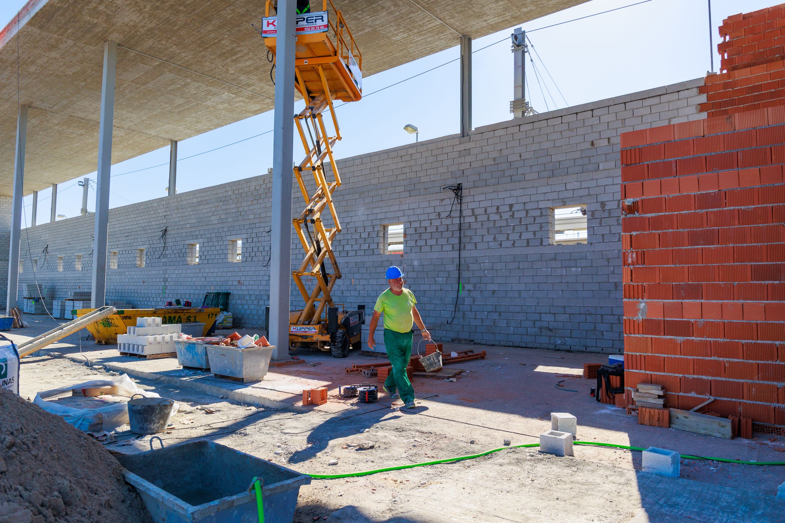 Los obreros realizan trabajos de albañilería.