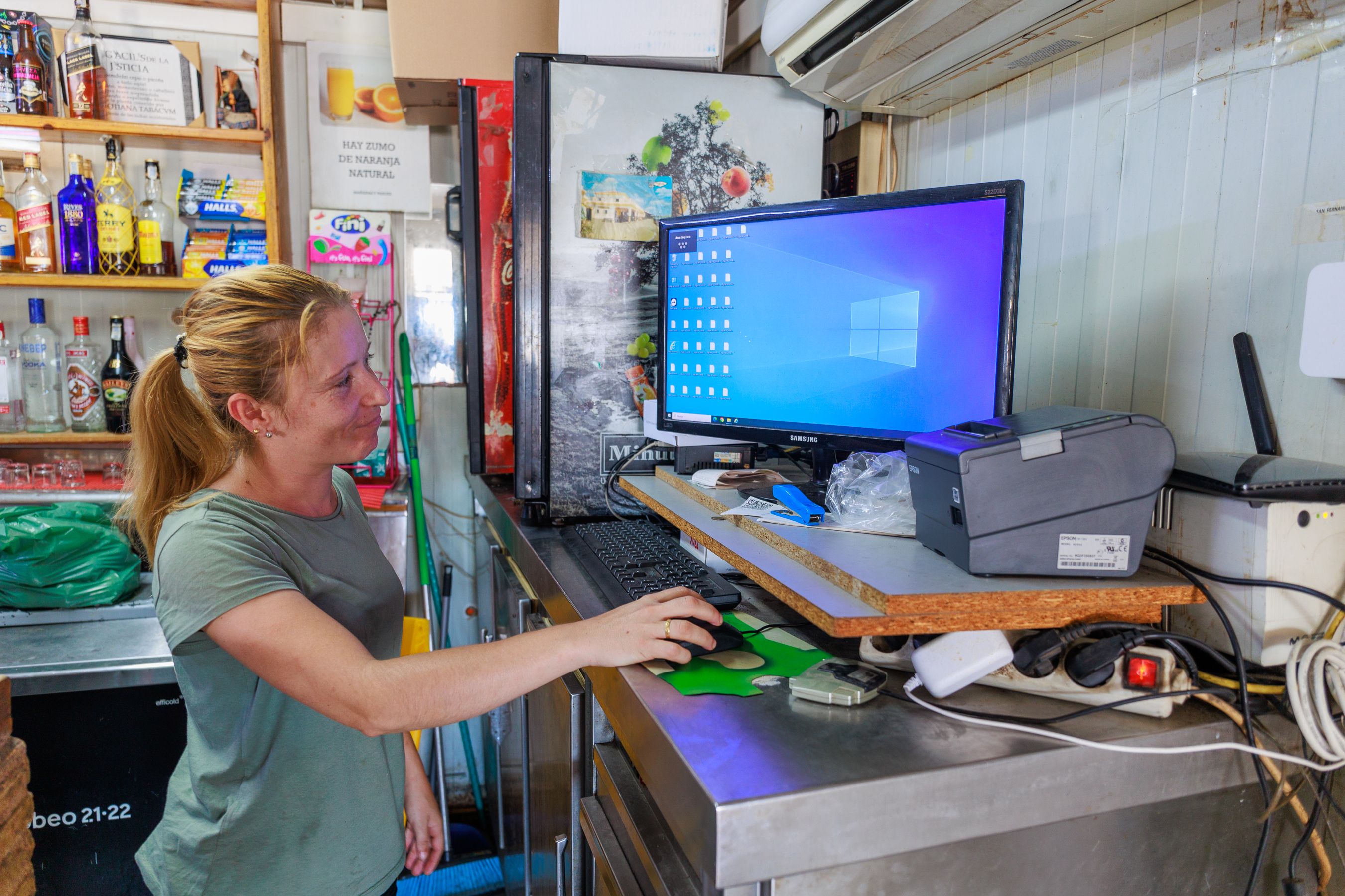 El bar La Estación es el punto de venta de billetes de Socibus. 