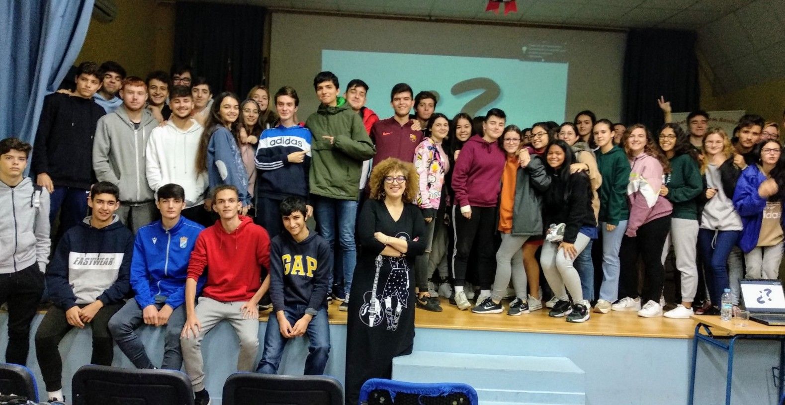 La periodista Pepa Pacheco, con alumnos del IES Andrés Benítez.