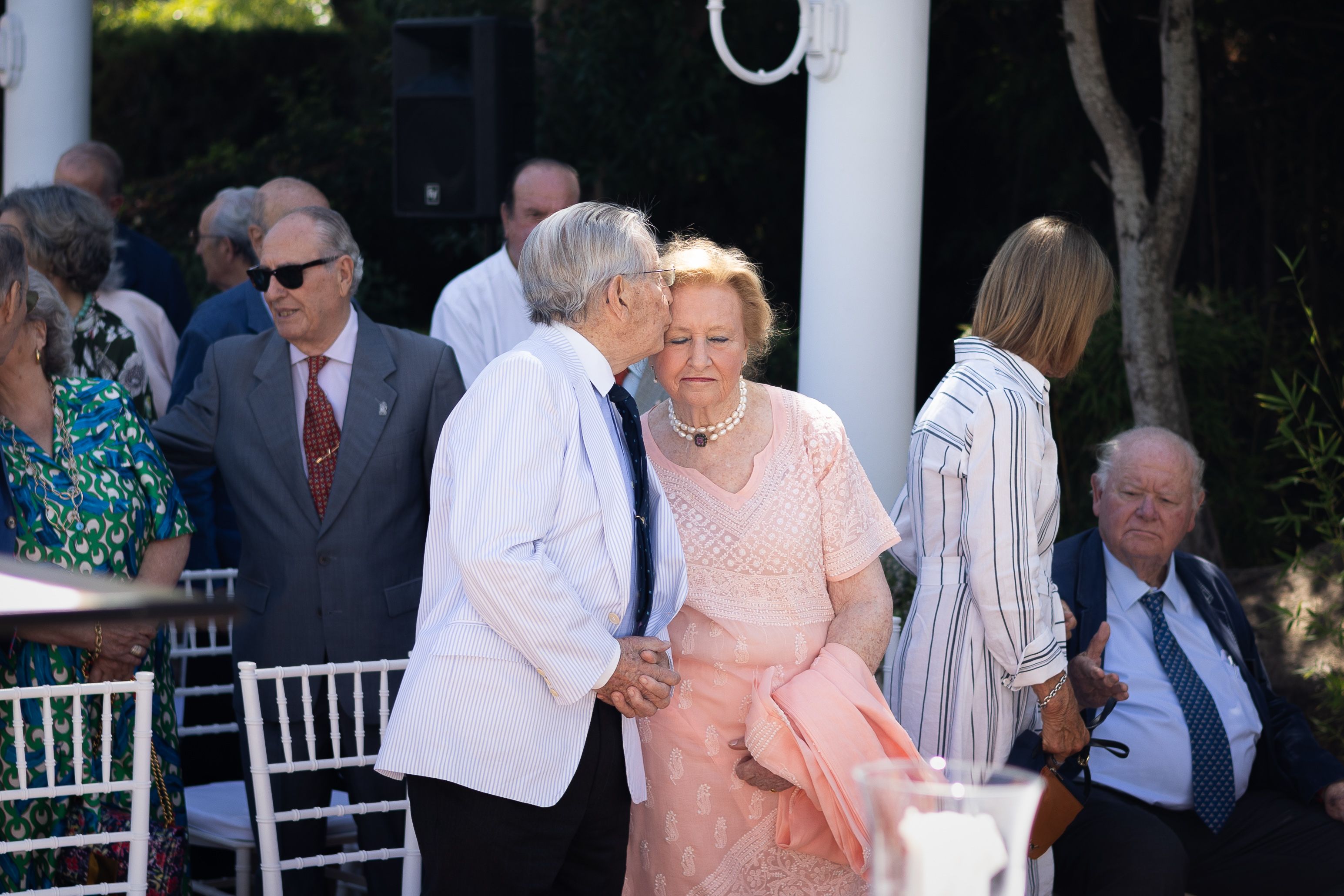 Paco Pérez en un gesto cariñoso a su esposa. MANU GARCÍA