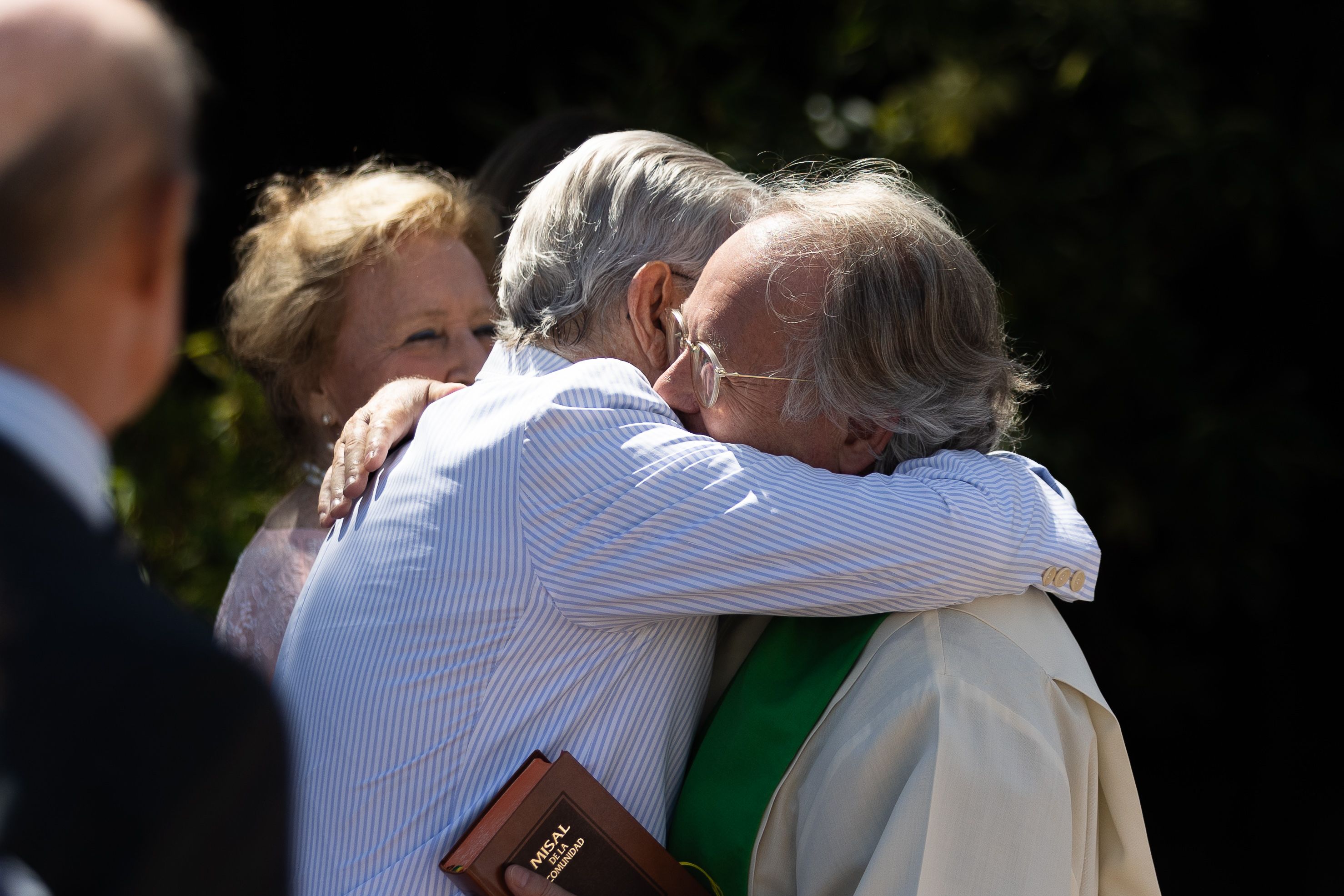 El homenajeado saludando a sus amigos en el acto celebrado en el Hotel Jerez. MANU GARCÍA