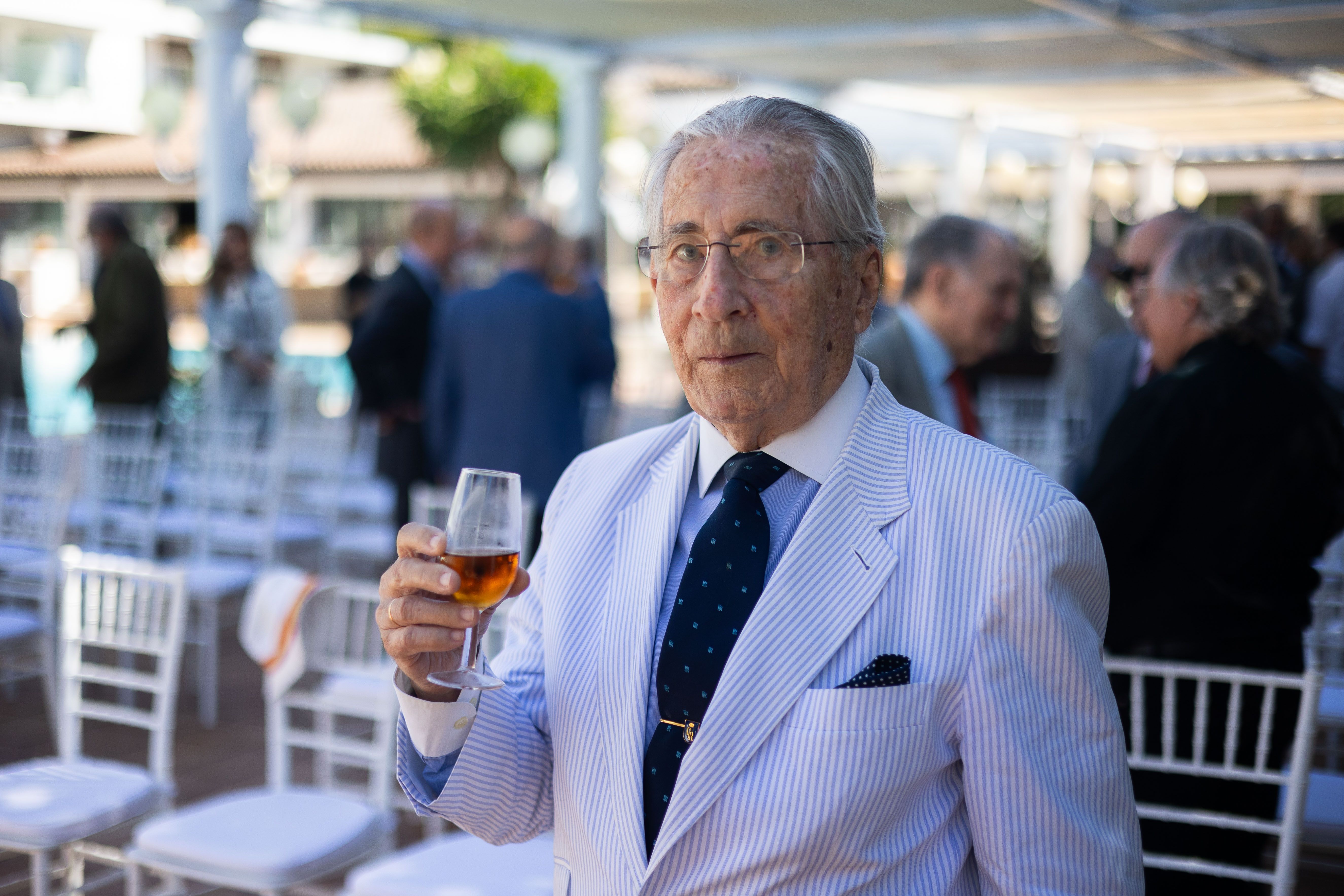 Paco Pérez con su copa de oloroso durante el acto del que fue protagonista.
