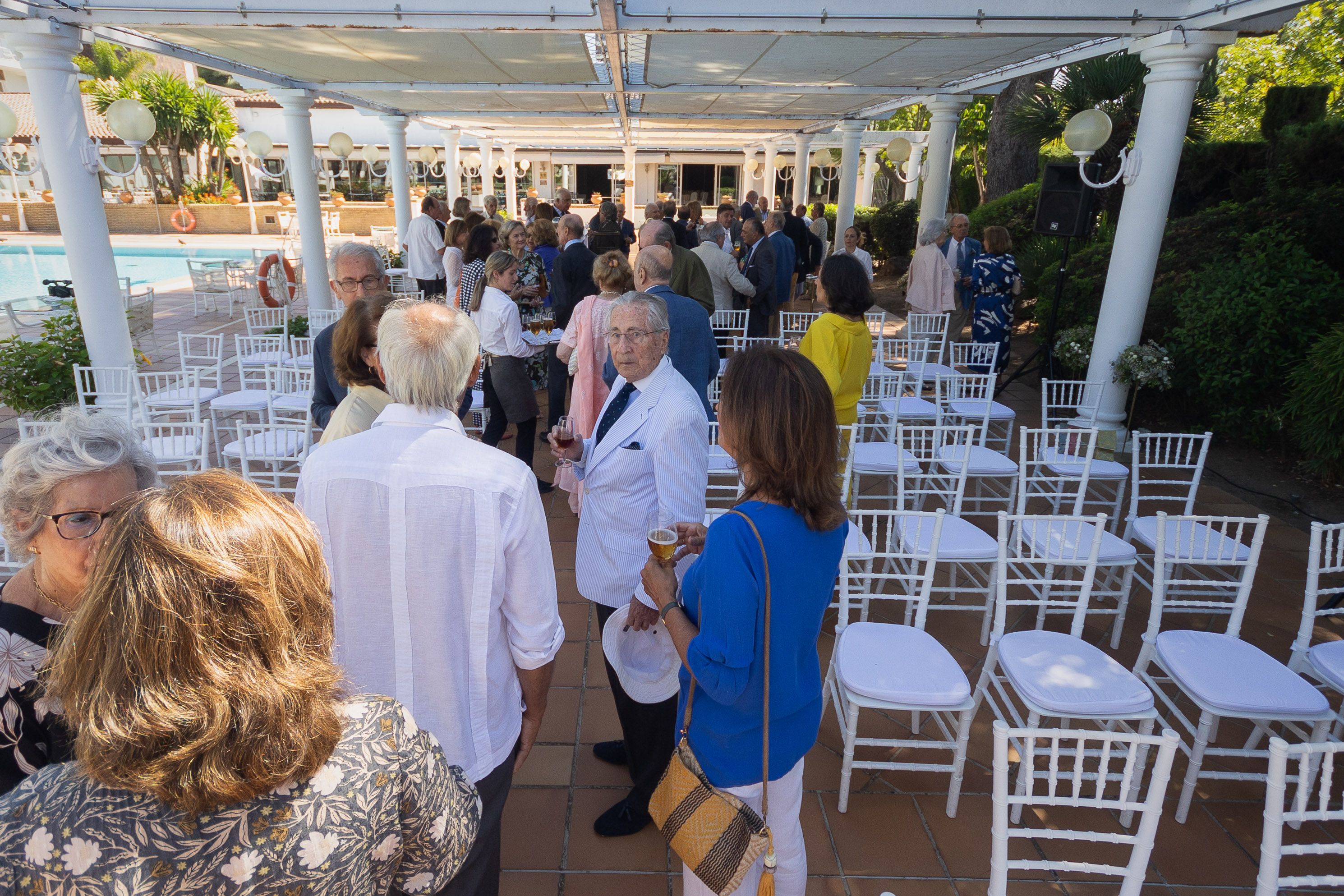 Pérez en el patio de los naranjos del hotel con los asistentes al acto.      MANU GARCÍA