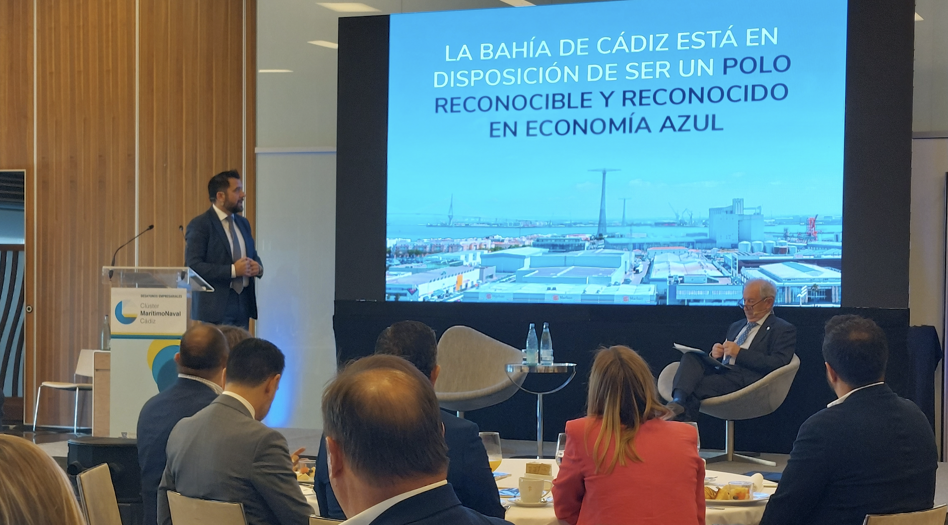 Un instante de la conferencia del director de la Zona Franca. 