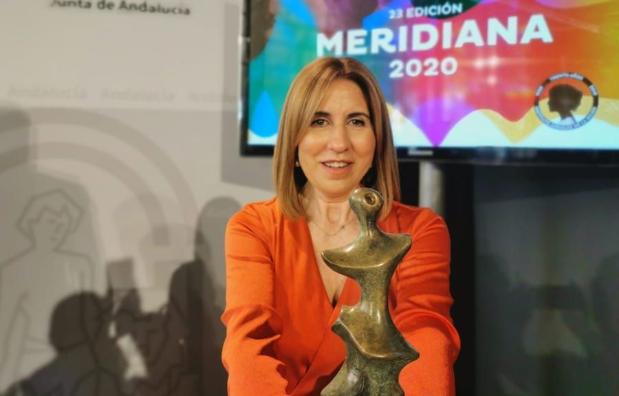 María José Andrade, fundadora de Mujeres Valientes, con el Premio Meridiana.