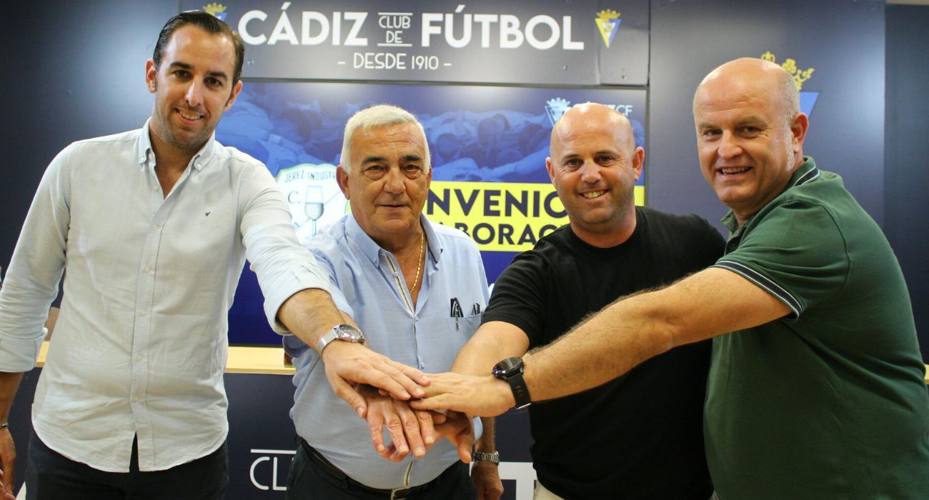 Representantes de Cádiz CF y Jerez Industrial, tras el acuerdo alcanzado.