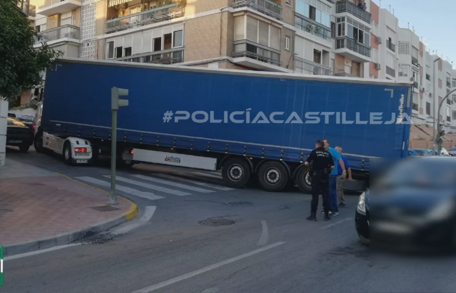 Imagen del camión atascado en Castilleja.