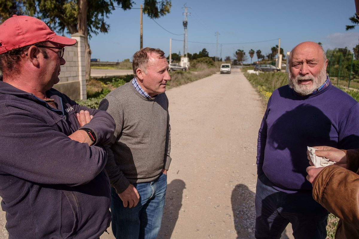 José Manuel Ahumada, junto a varios agricultores afectados, en pleno camino. FOTO: MANU GARCÍA