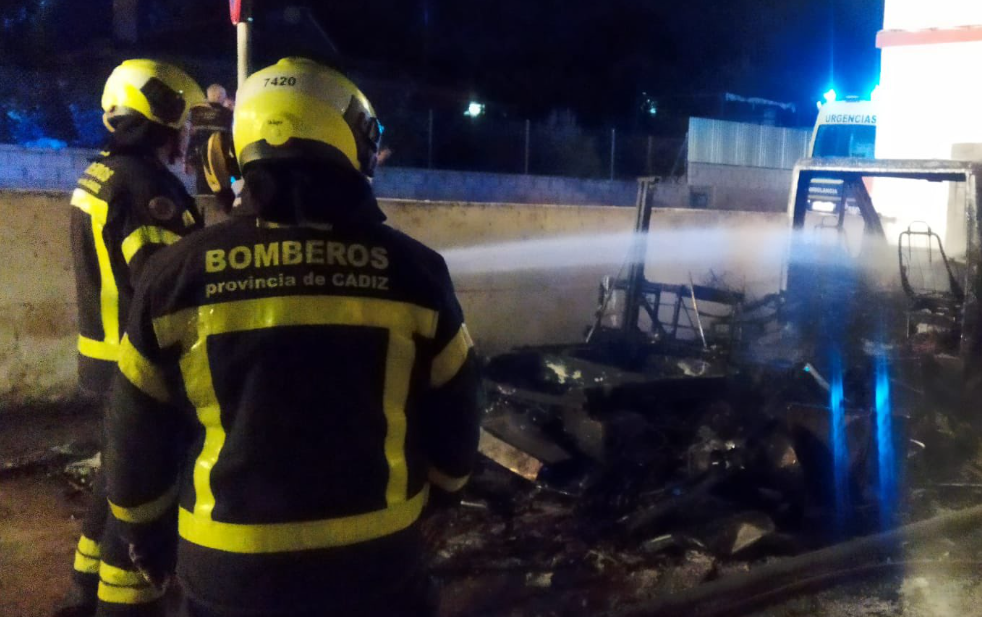 Aparatoso incendio de una autocaravana alerta a los bomberos en la barrida de Cuartillos de Jerez. BOMBEROS