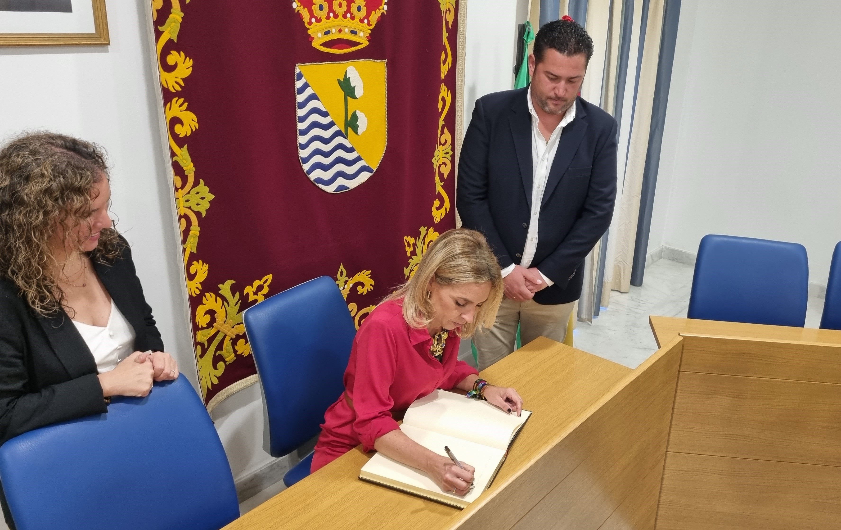 Almudena Martínez firma en el libro de honor de la ELA jerezana de Guadalcacín.