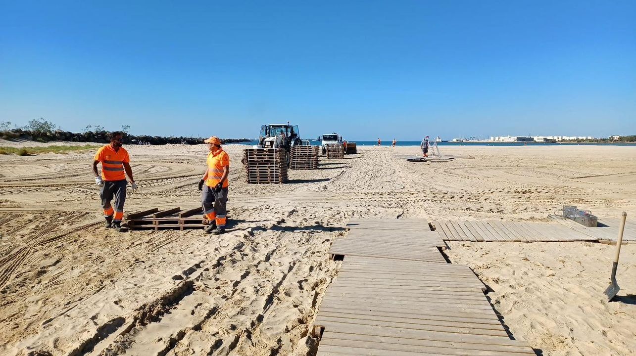 Operarios recogiendo las pasarelas de las playas de El Puerto. AYTO DE EL PUERTO