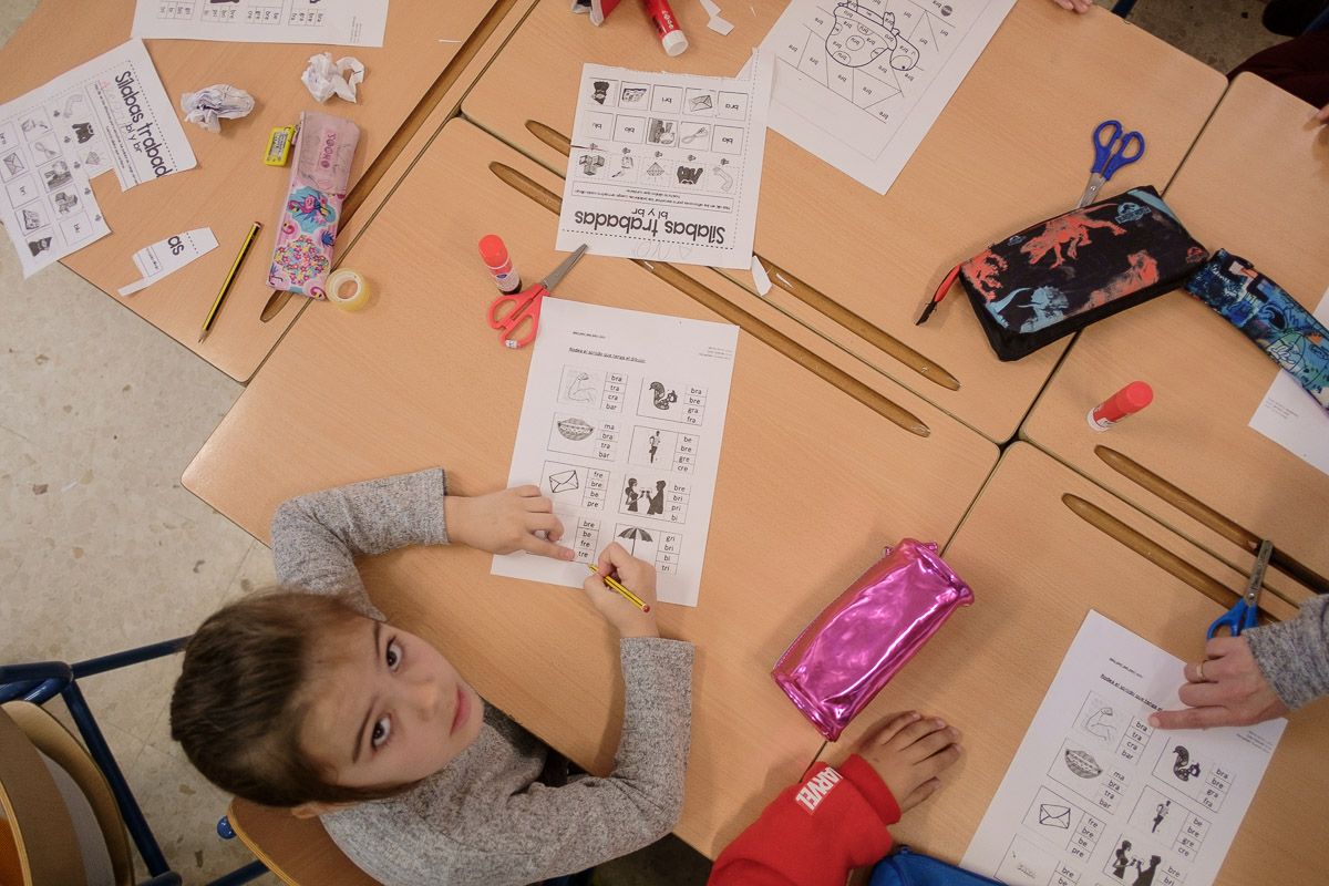 Una alumna del CEIP Maestra Caridad, en Sanlúcar. FOTO: MANU GARCÍA