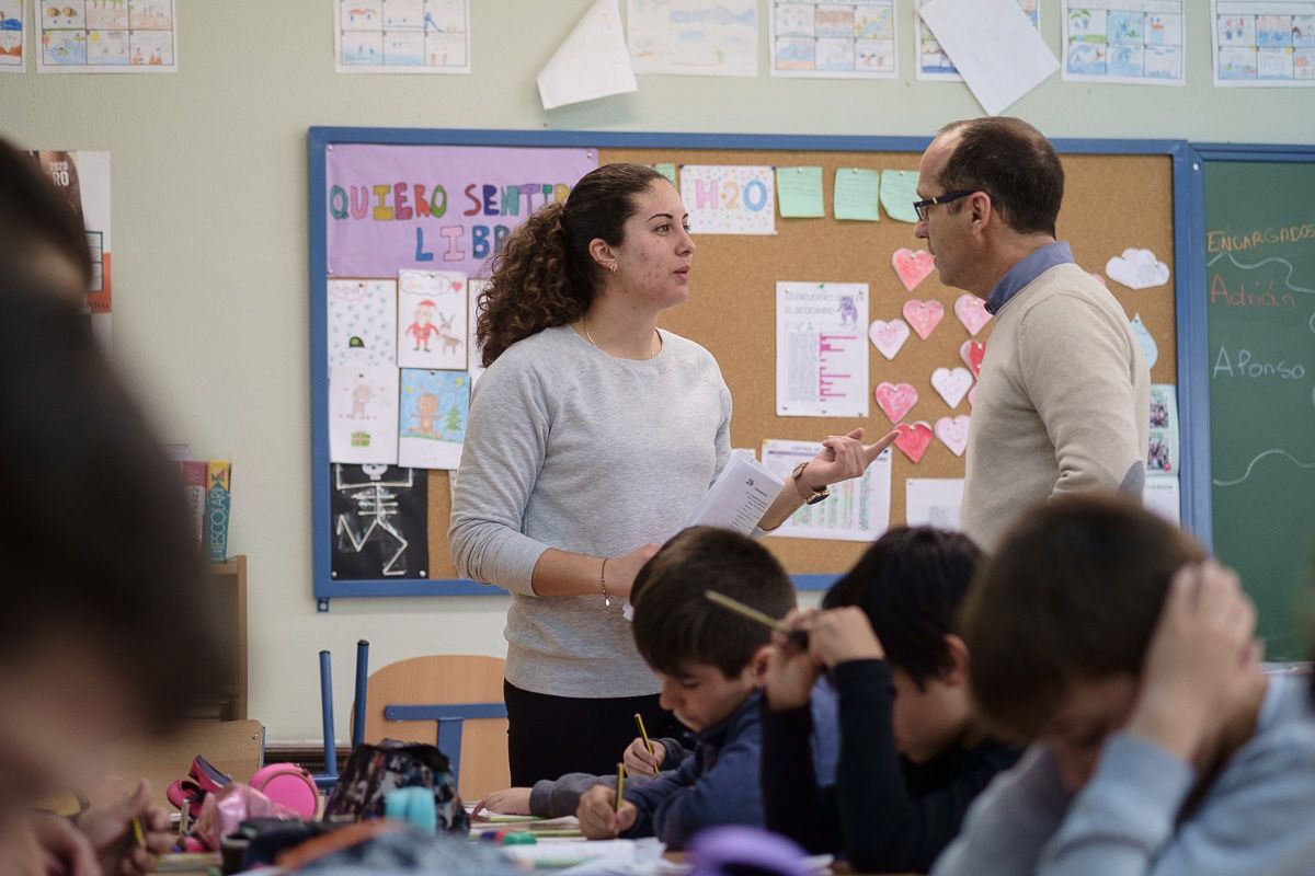 Dos profesores de un centro público de Sanlúcar, en una imagen de archivo. FOTO: MANU GARCÍA