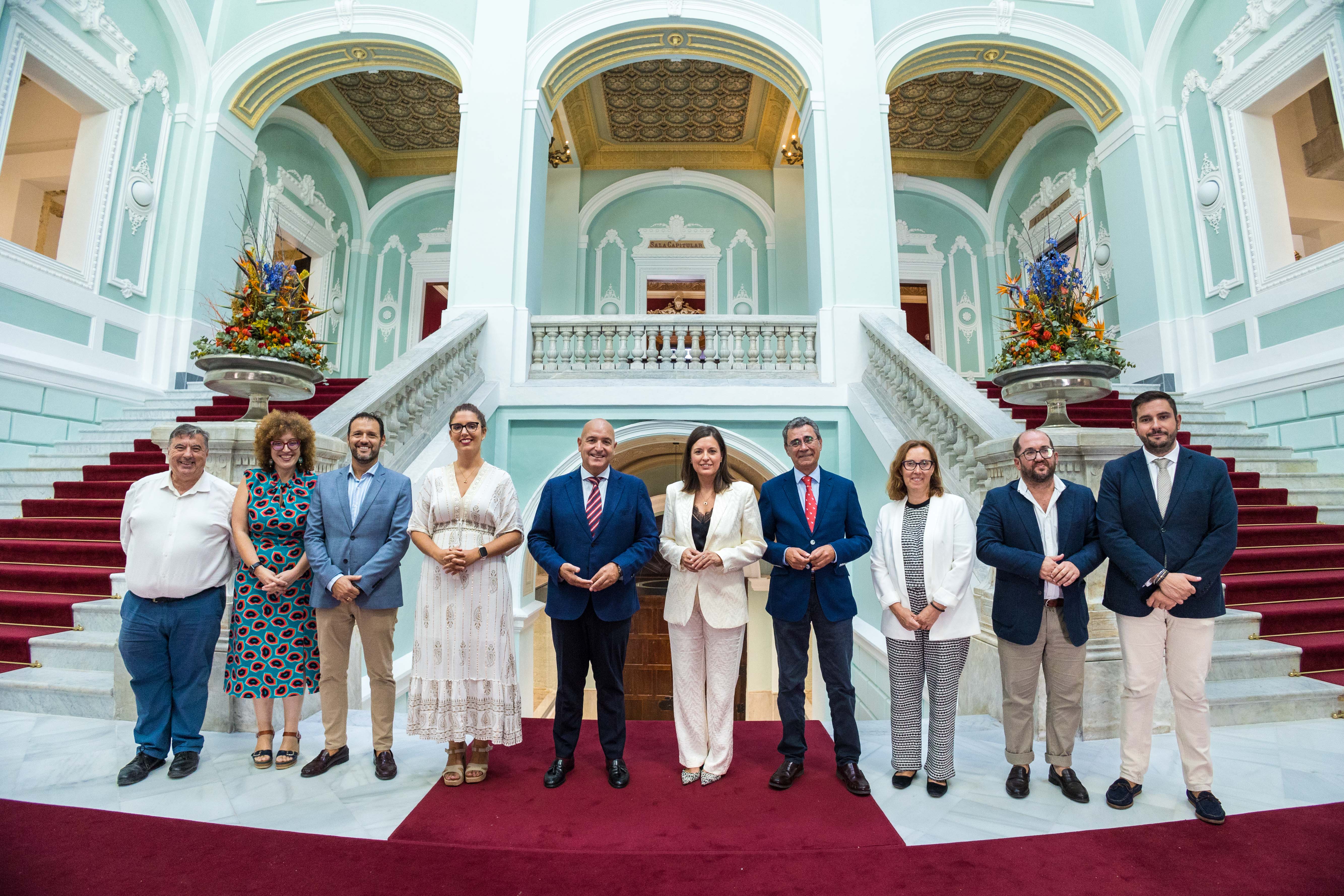 La alcaldesa y el presidente del Consejo cofrade junto a consejeros y delegados municipales en  el Ayuntamiento.