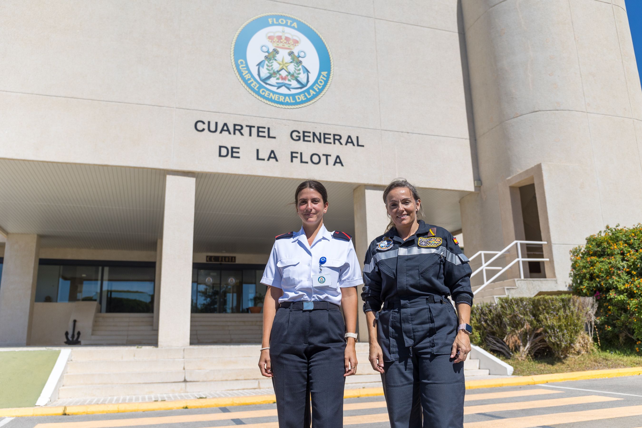 Ana y María del Carmen en la entrada del Cuartel General de la Flota. 