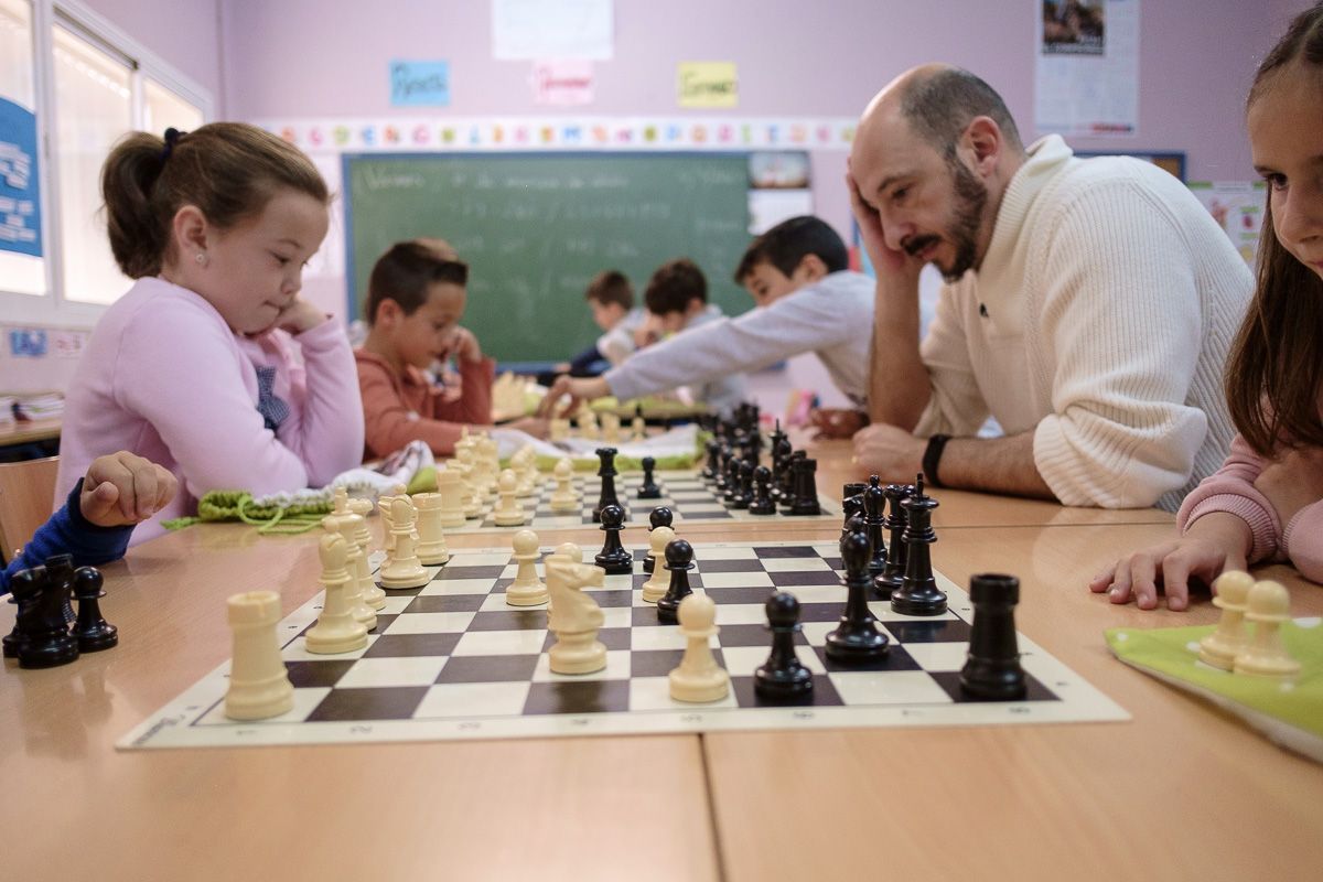 Uno de los profesores de ajedrez, en una clase. FOTO: MANU GARCÍA