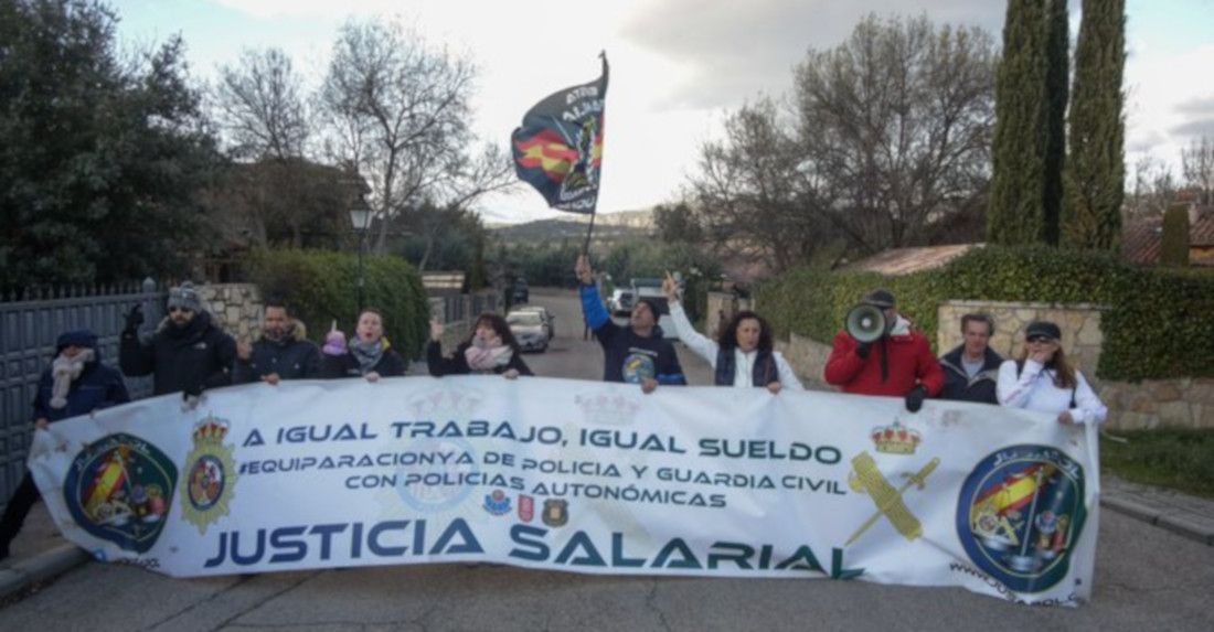 Los miembros de Jusapol congregados, a las puertas de chalet. 