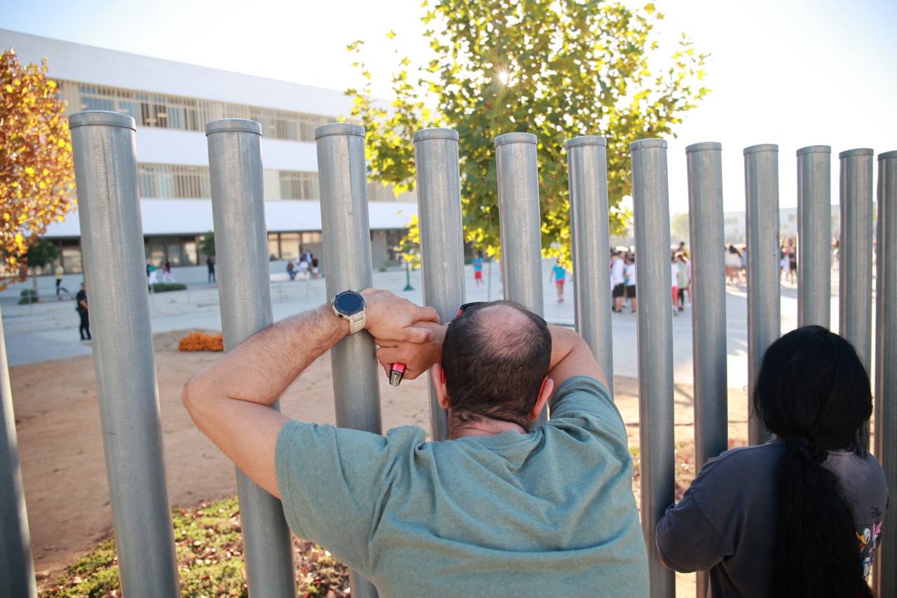 Dos padres, a las puertas del instituto de Jerez donde ha tenido lugar el apuñalamiento.