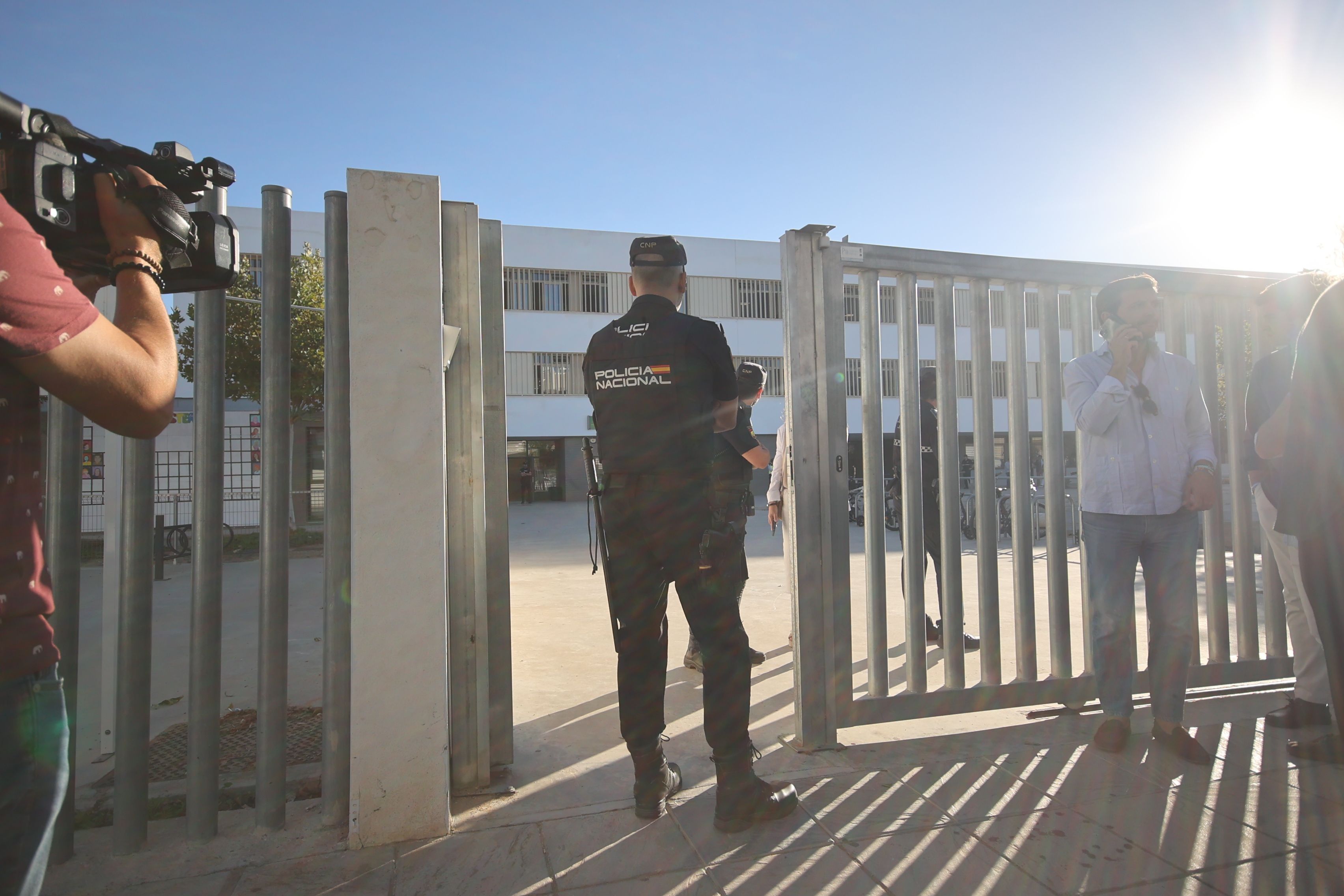 Un policía nacional custodia la entrada al instituto donde un menor ha apuñado a compañeros y docentes en Jerez.