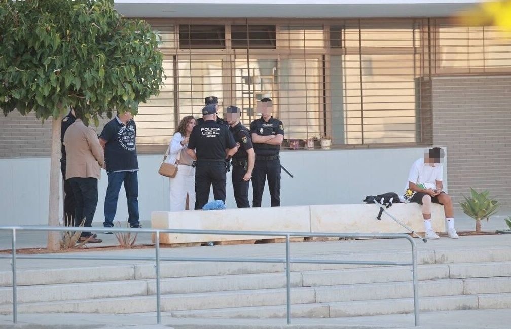 Agentes en el instituto donde se produjo el apuñalamiento de docentes y estudiantes por parte de un menor.