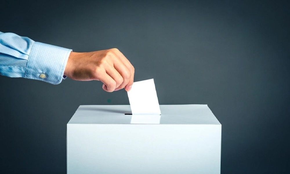 El Supremo confirma la negativa a la consulta popular en La Línea para ser comunidad autónoma. En la imagen, una urna recibiendo un voto. 