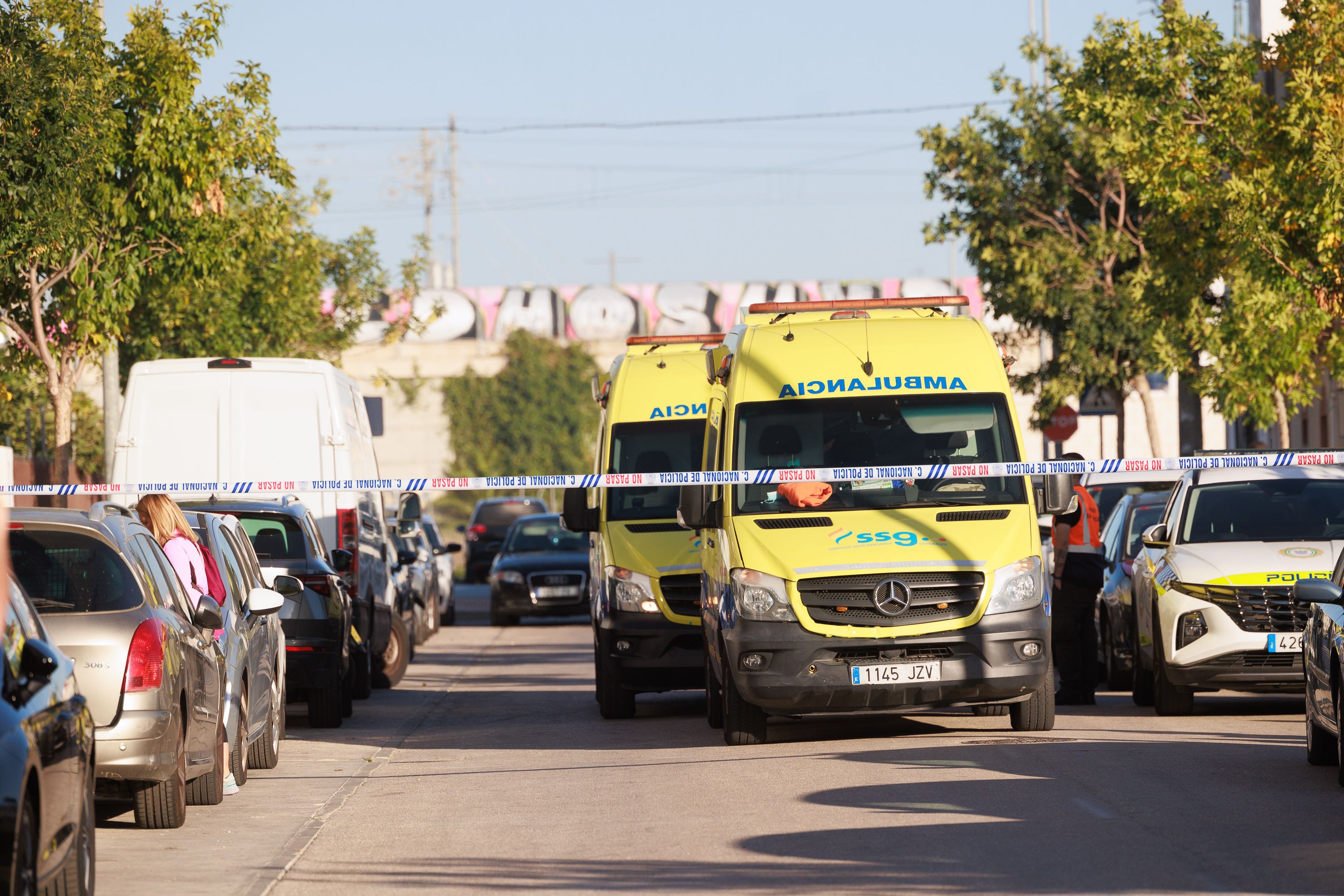 Ambulancias en el IES García Armada, en Jerez, este jueves, donde el menor atacó a cinco personas.