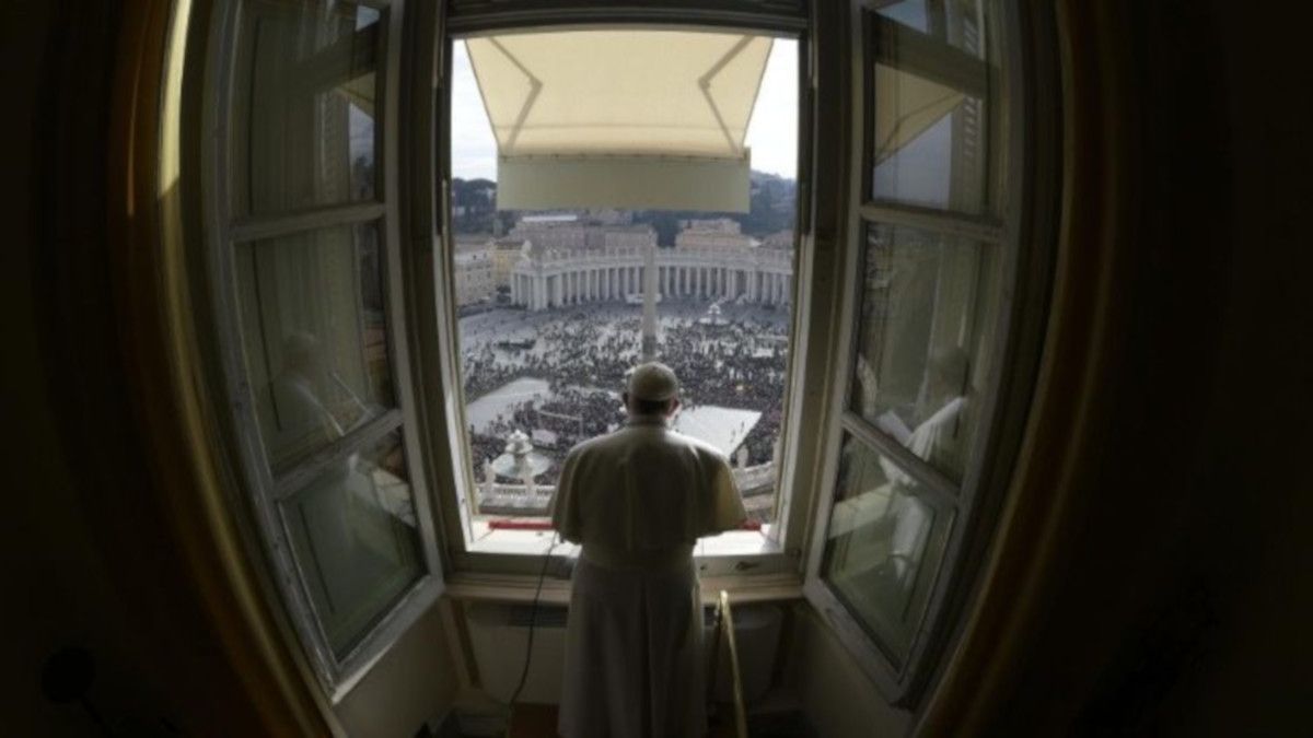 El Papa Francisco, en un balcón ante la plaza de San Pedro. FOTO: Vatican News