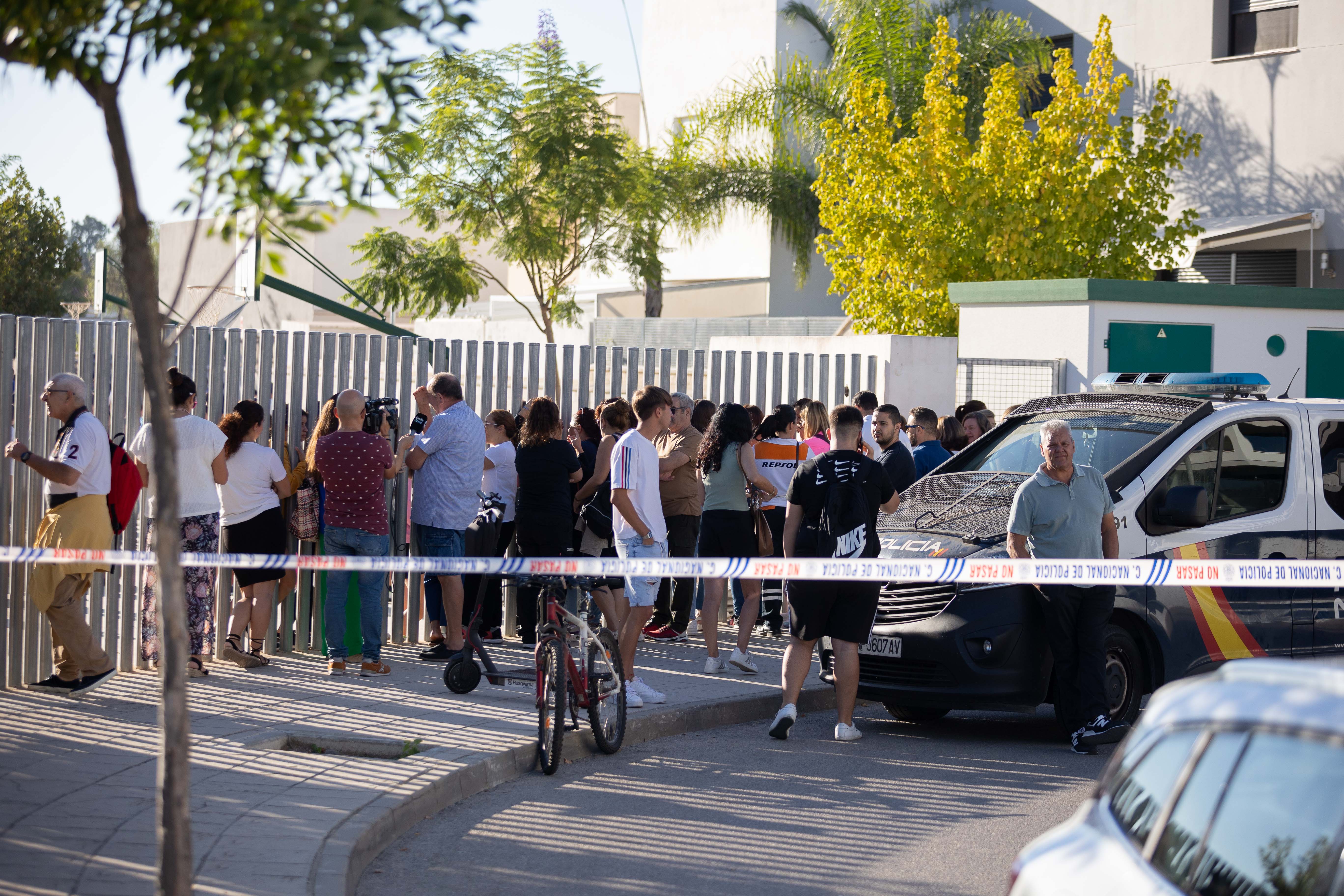 Familias frente al instituto Elena García Armada, en Jerez, este jueves.