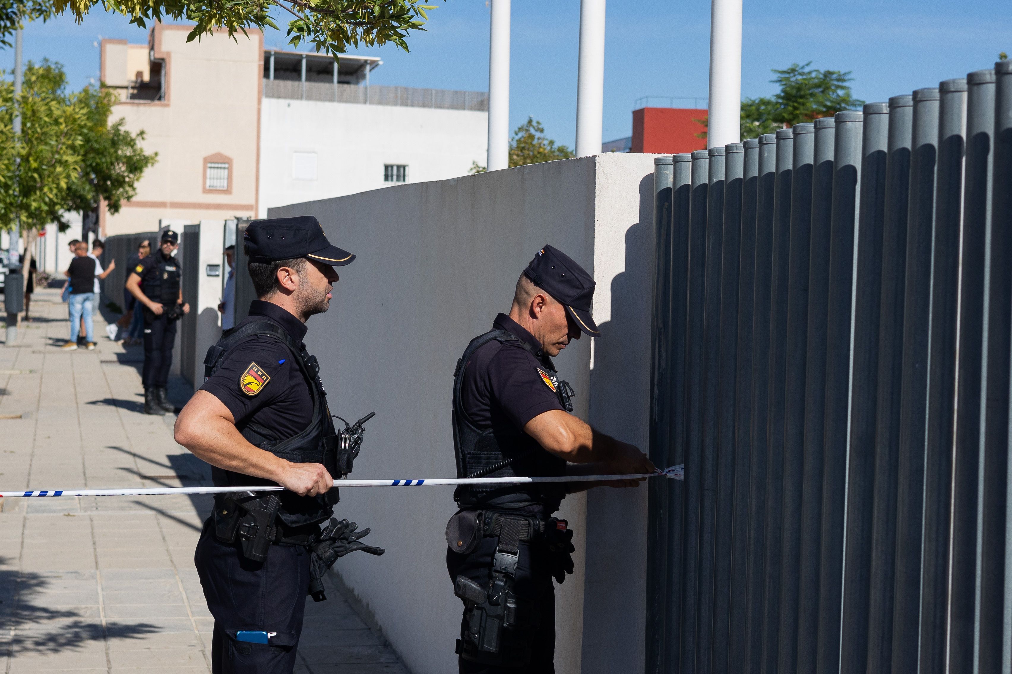 Agentes de la Policía Nacional, acordonando la entrada del instituto Elena García Armada.