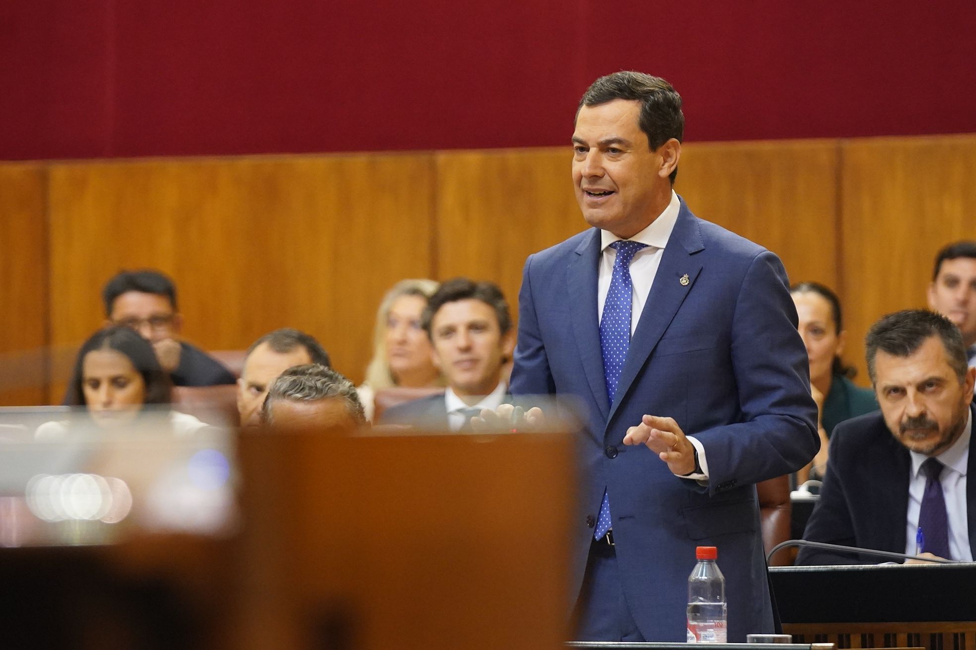 Juanma Moreno durante la sesión de control en el Parlamento.