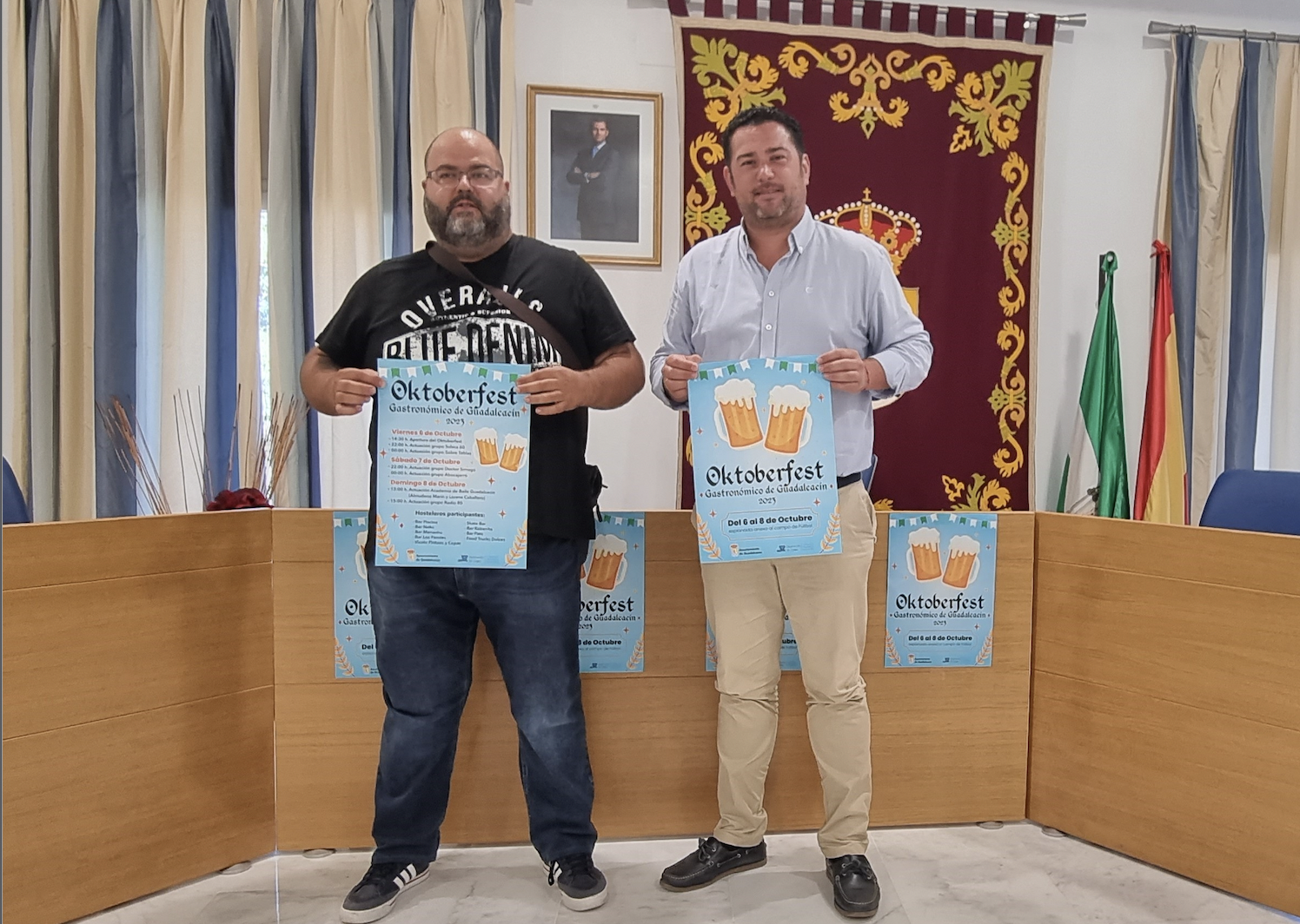 El alcalde, a la derecha de la imagen, junto uno de los hosteleros en la presentación del Oktoberfest.