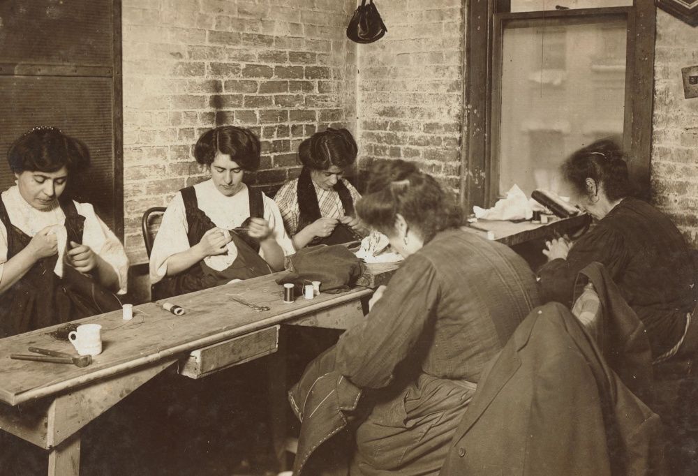 Mujeres en una fábrica en el XIX.