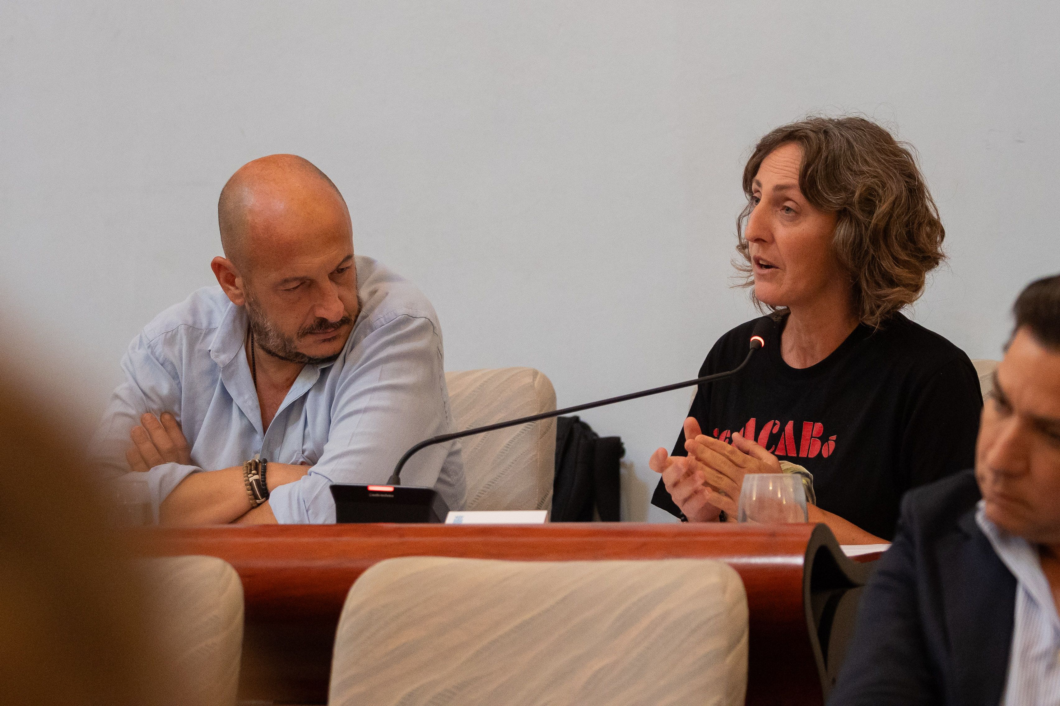 La Confluencia Jerez exige reactivar la construcción de 222 viviendas de alquiler social. En la imagen, Kika González en el pleno municipal.