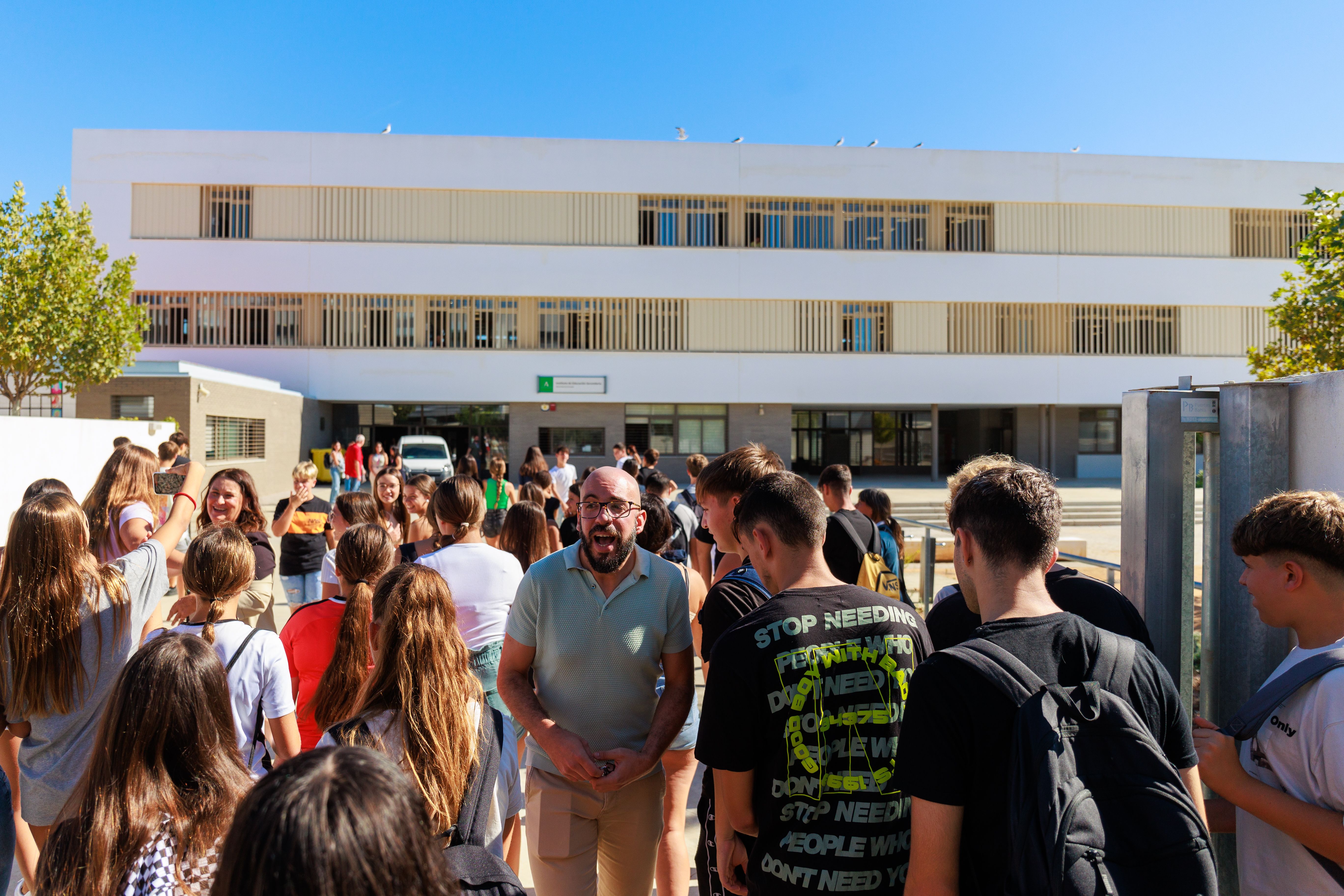 Los alumnos y alumnas vuelven al IES Elena García Armada de Jerez tras lo ocurrido.