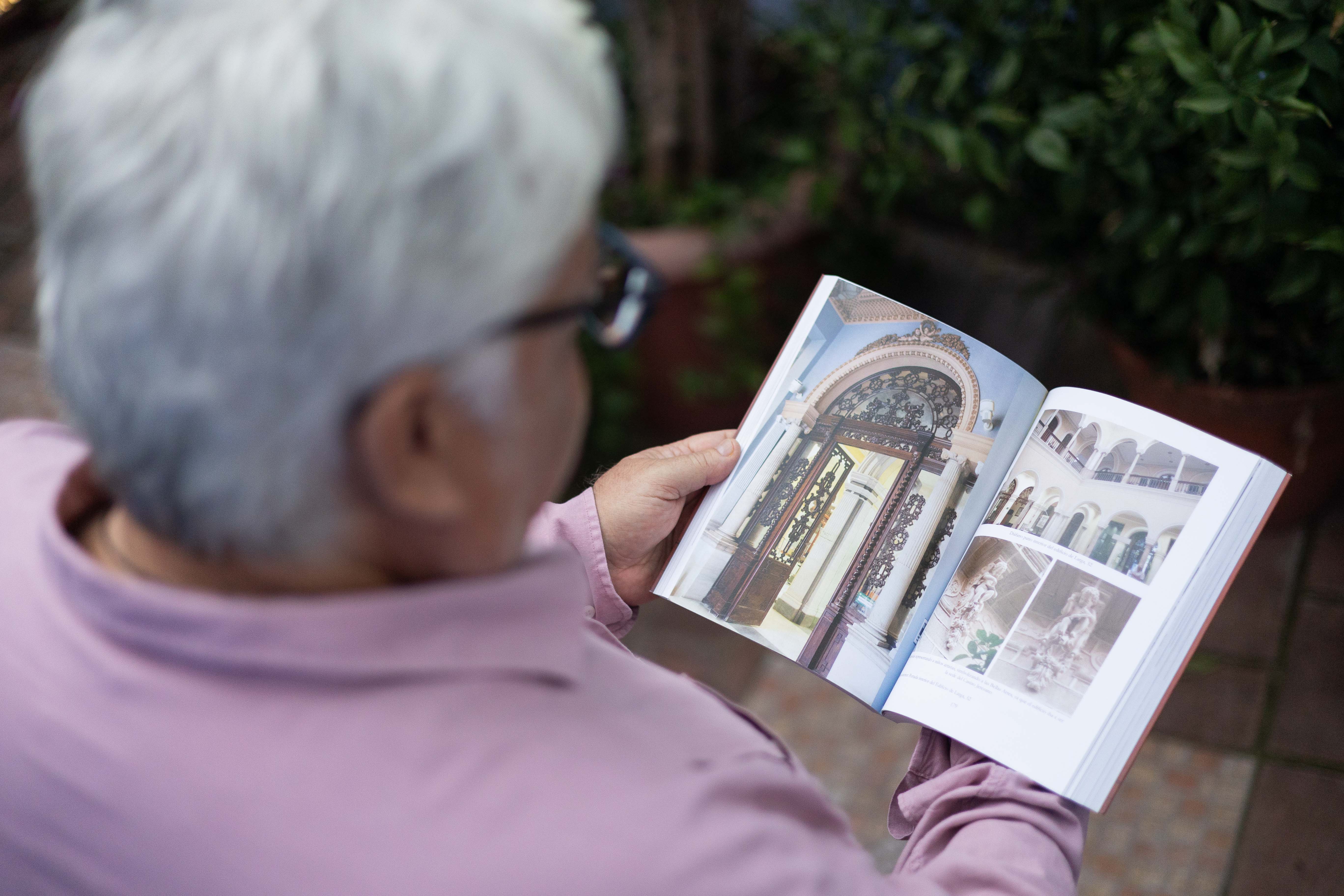 Jesús Caballero, con su nuevo libro en las manos.