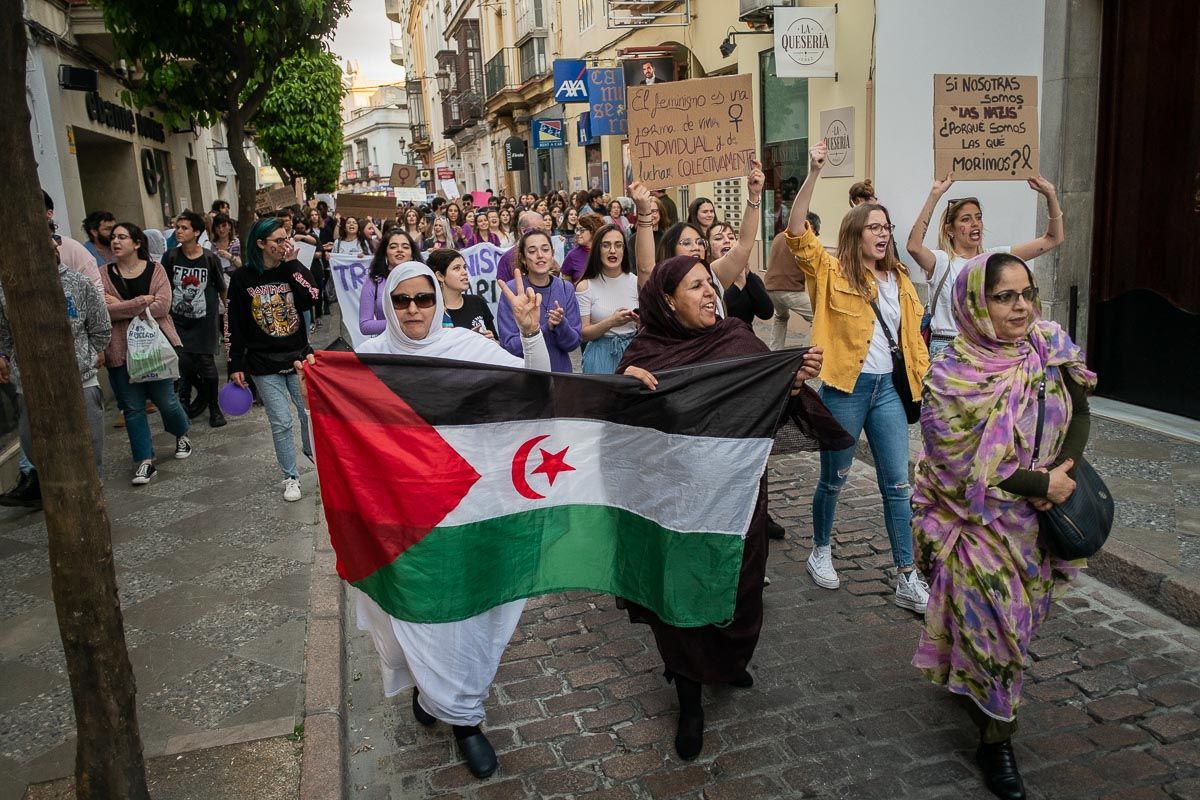 Foto de archivo. Mujeres saharauis, durante una marcha por el centro. FOTO: MANU GARCÍA
