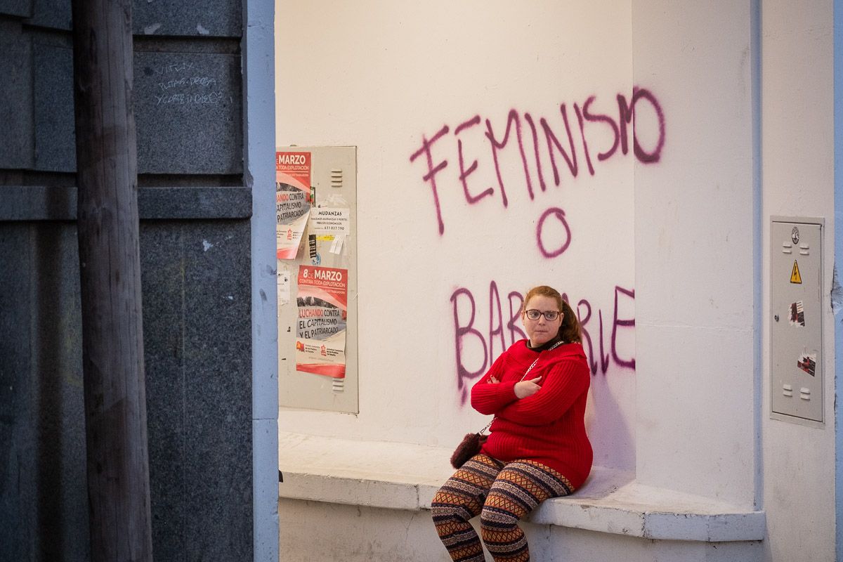 Una mujer, descansa durante las manifestaciones del pasado 8M en Jerez. FOTO: MANU GARCÍA