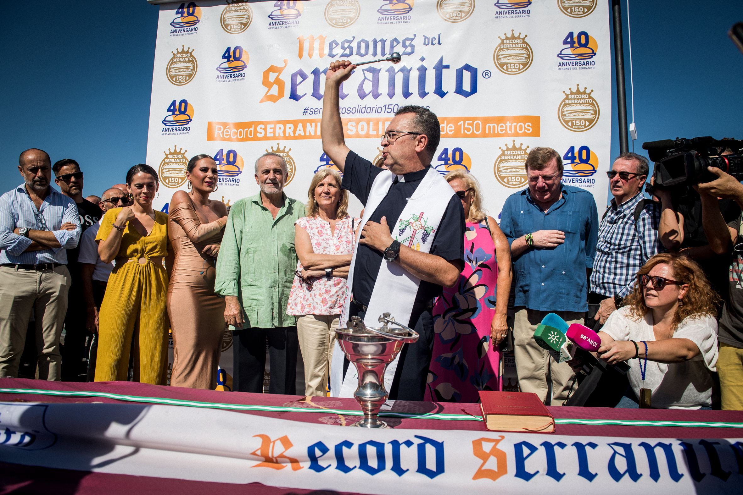 Un sacerdote bendice el serranito más grande del mundo en Sevilla.   MAURI BUHIGAS