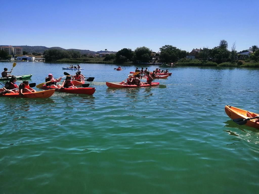 Escolares participando en una actividad deportiva acuática. 