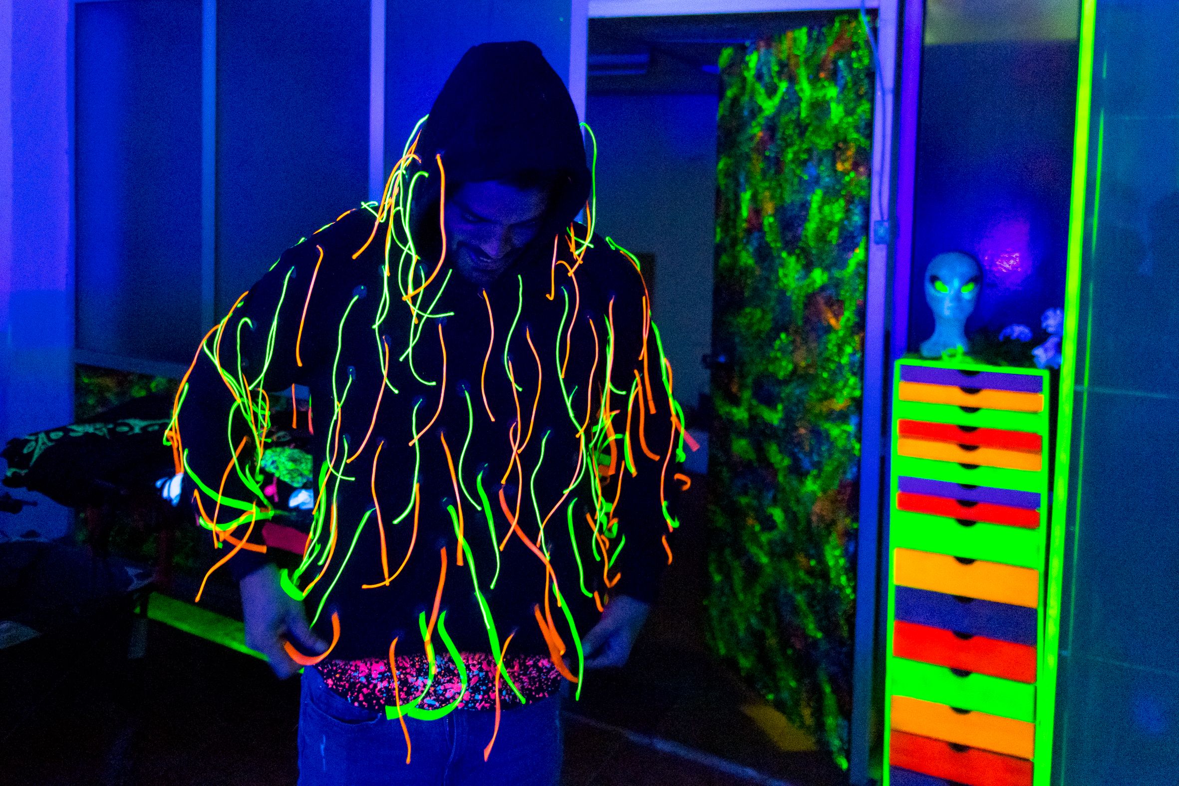 Juan, de Fluor Nation, con varios de los productos fluorescentes que han fabricado.