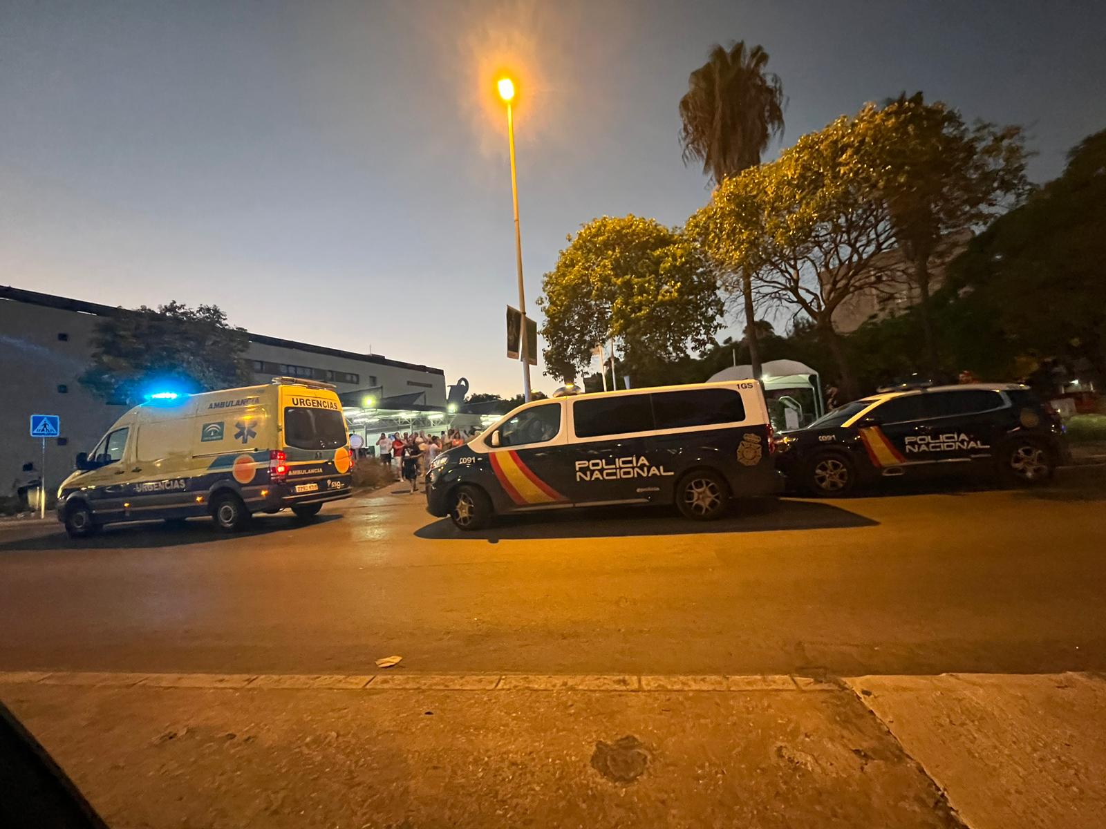 La avenida donde han ocurrido los hechos, este viernes en Jerez, con presencia de ambulancias y Policía.