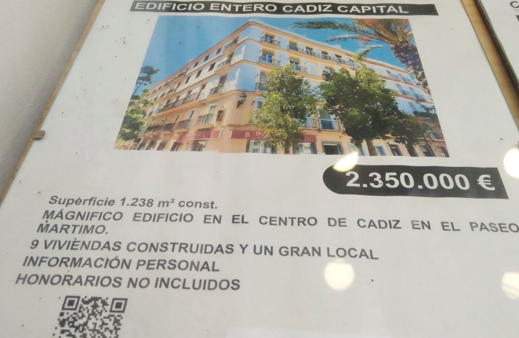Cartel que ofrece la venta de la finca gaditana en un establecimiento inmobiliario de San Sebastián.