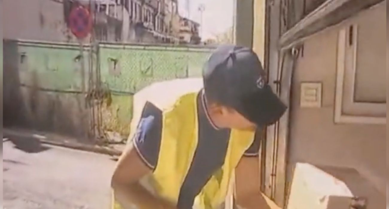 Uno de los falsos repartidores.