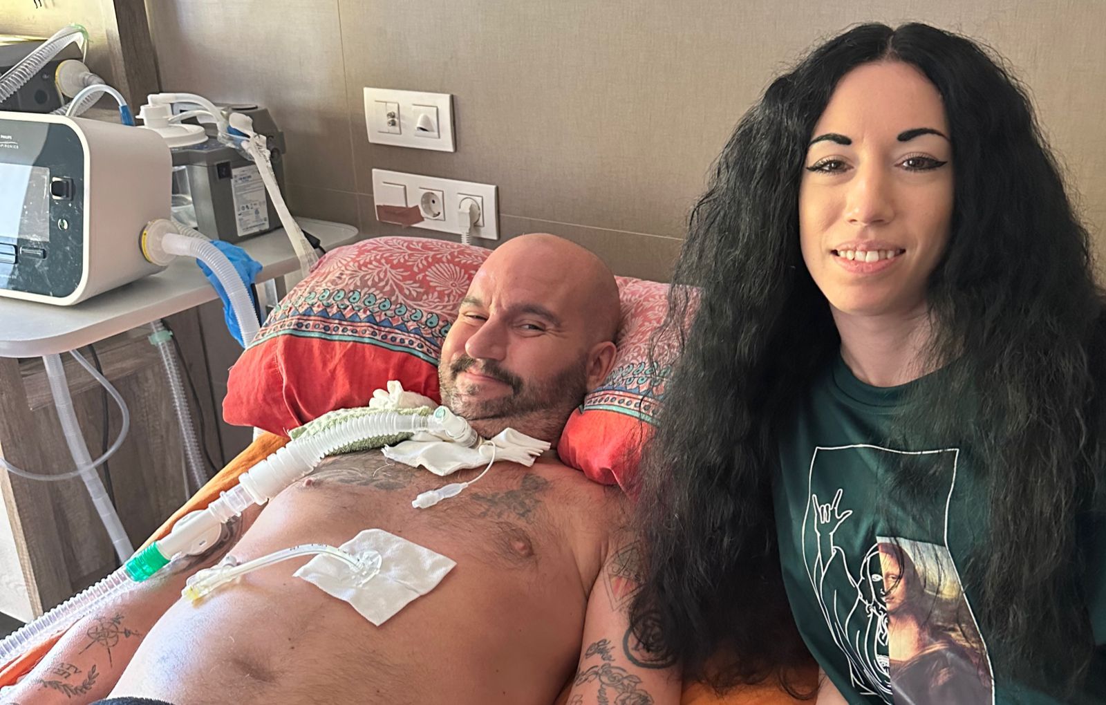 Jordi Sabaté, junto a Anna, su nueva cuidadora.