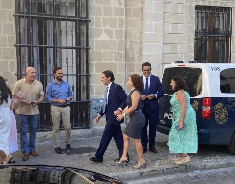 Aznar y su esposa saliendo del hotel.  