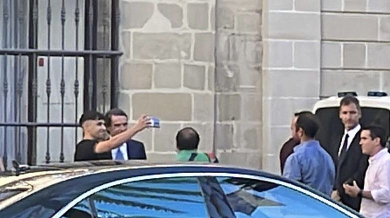 Un joven haciéndose un selfie con el expresidente. 