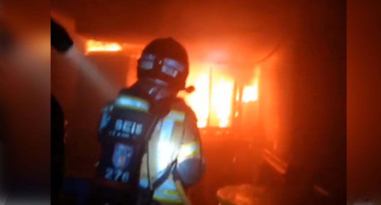 Los bomberos, en el interior de la discoteca donde han fallecido siete jóvenes. Los bomberos, en el interior de la discoteca donde han fallecido siete jóvenes.